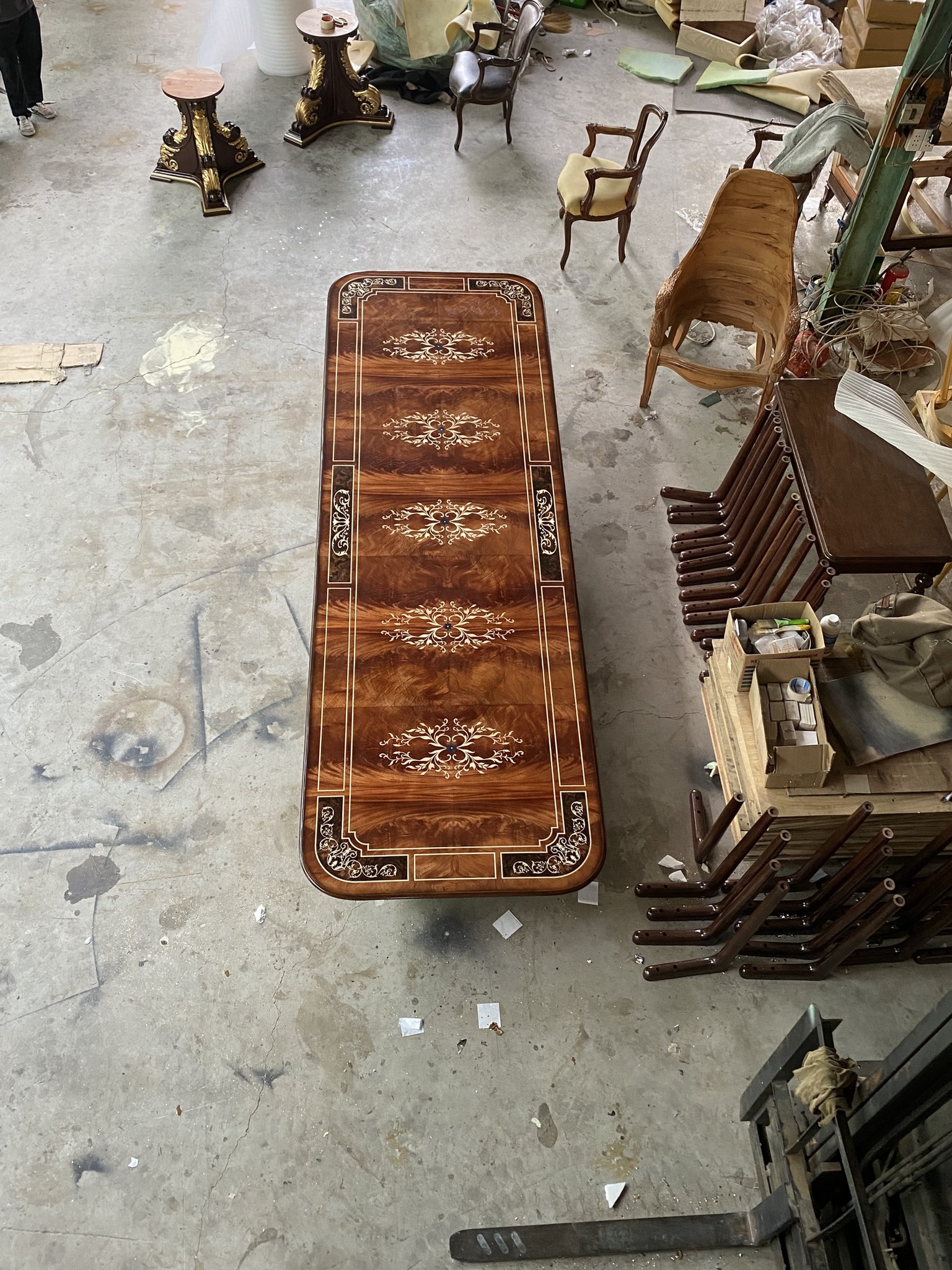 Bàn ăn veneer hoa văn 1200 x 5400 kê 20 ghế Nội thất Minh Sang