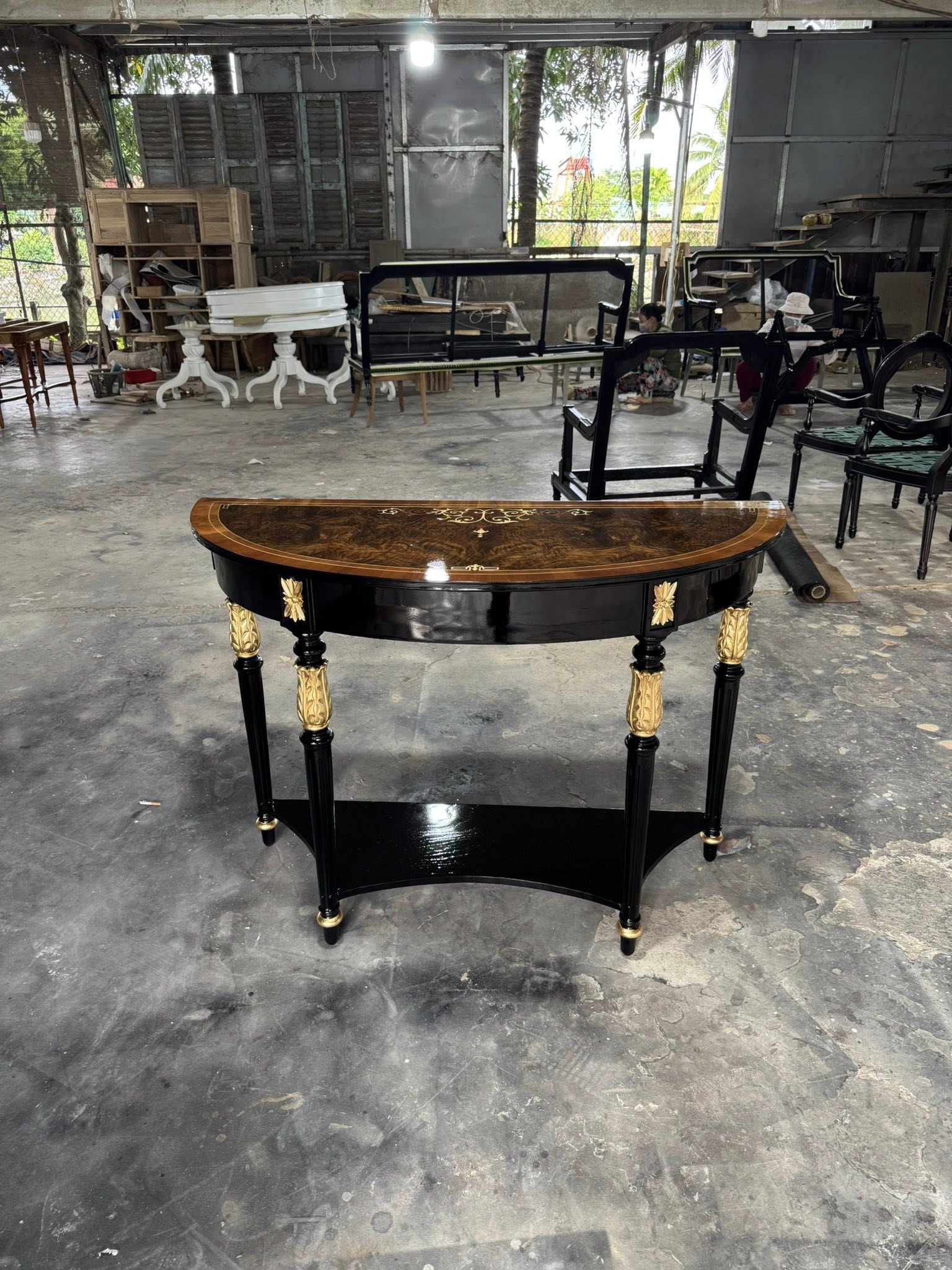 Chi tiết hoàn thiện bàn console bán nguyệt mặt veneer