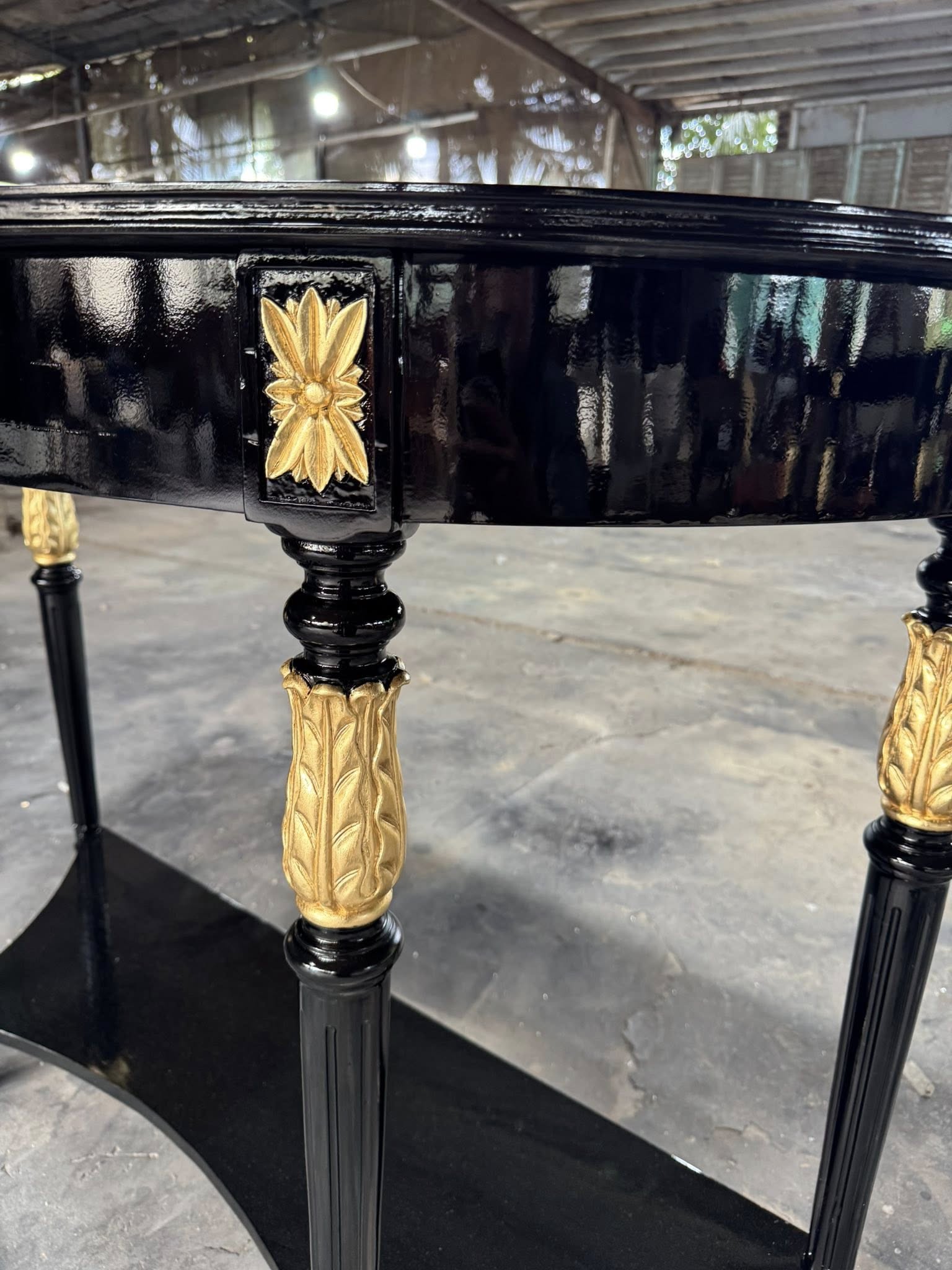 Bàn console sơn đen mặt veneer đặt phòng khách tinh tế