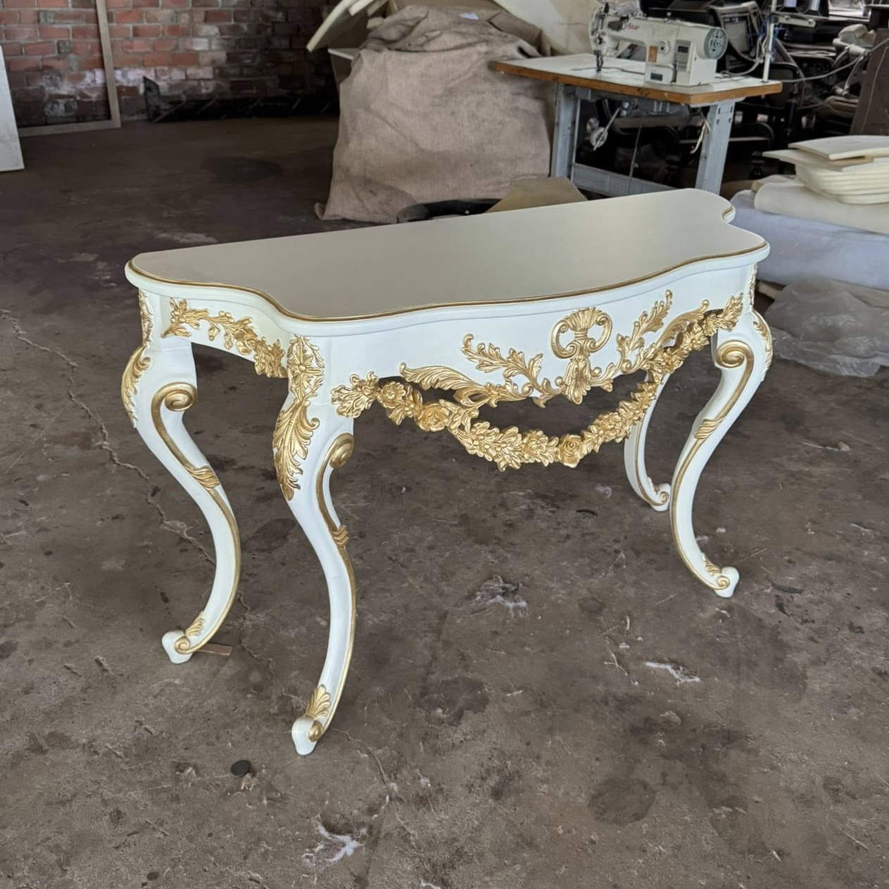 Bàn trang trí phòng khách sơn trắng dát vàng với chi tiết vẽ tinh xảo