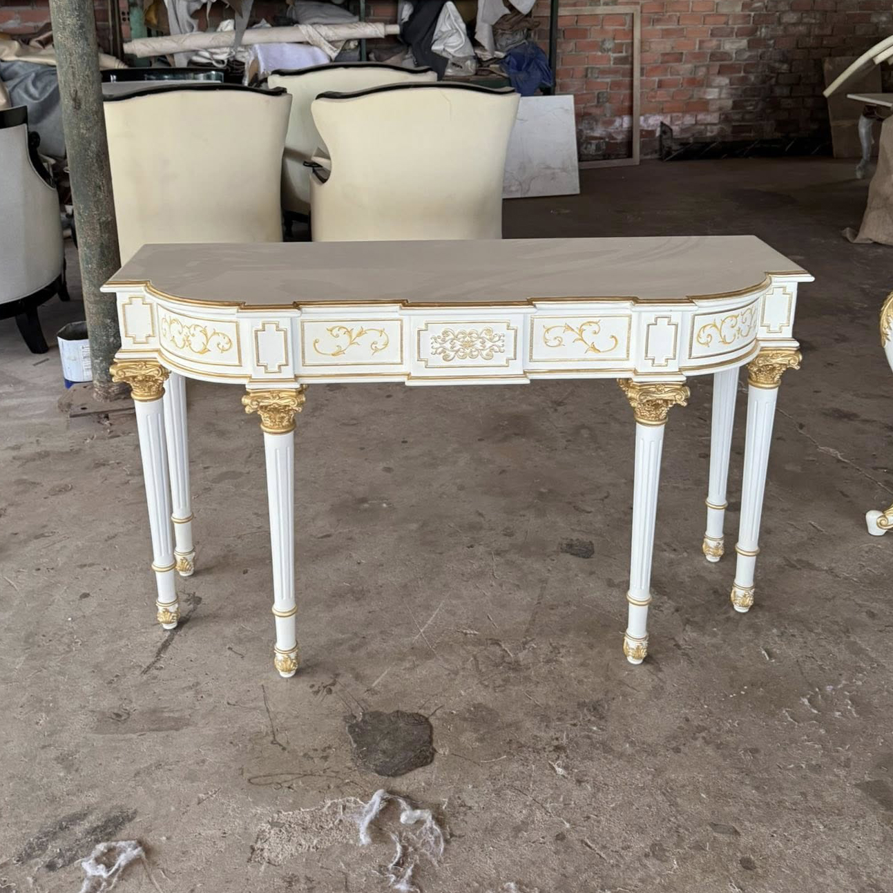 Chi tiết bàn console trắng dát vàng với họa tiết vẽ tay sang trọng