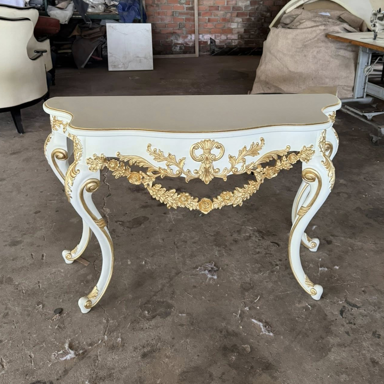 Bàn console cao cấp sơn trắng dát vàng cho phòng khách hiện đại