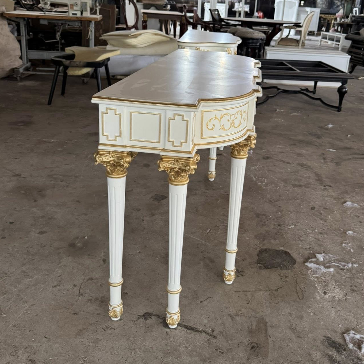 Bàn console nghệ thuật với chi tiết vẽ tinh xảo và dát vàng