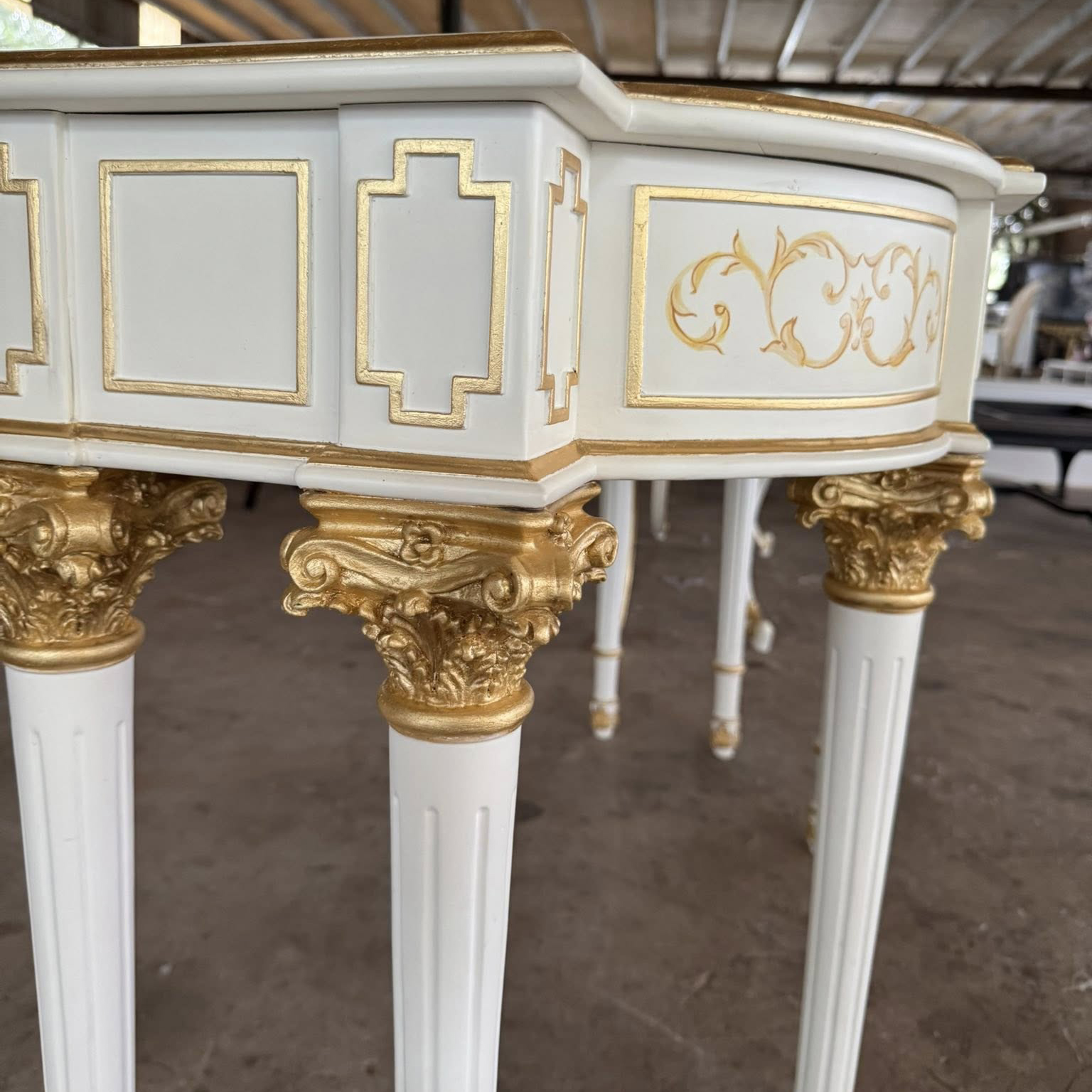 Bàn console tân cổ điển sơn trắng dát vàng, nâng tầm không gian