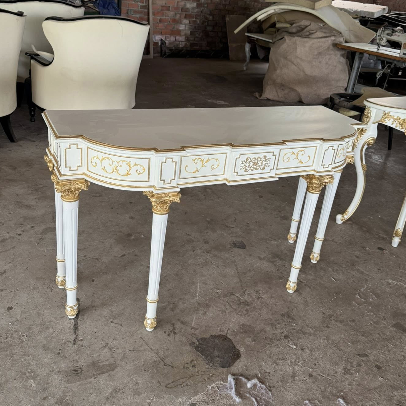 Bàn console sơn trắng dát vàng vẽ sang trọng của Nội thất Minh Sang