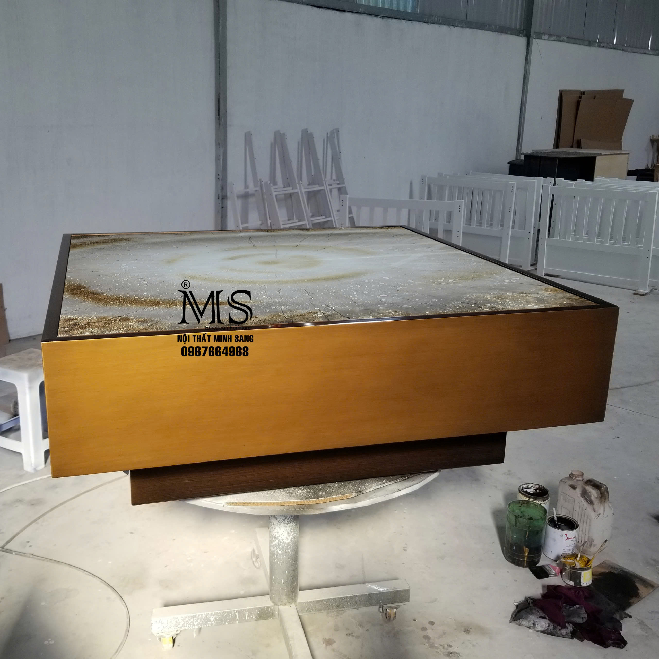 Bàn trà phòng khách sang trọng với thiết kế mặt kiếng nghệ thuật