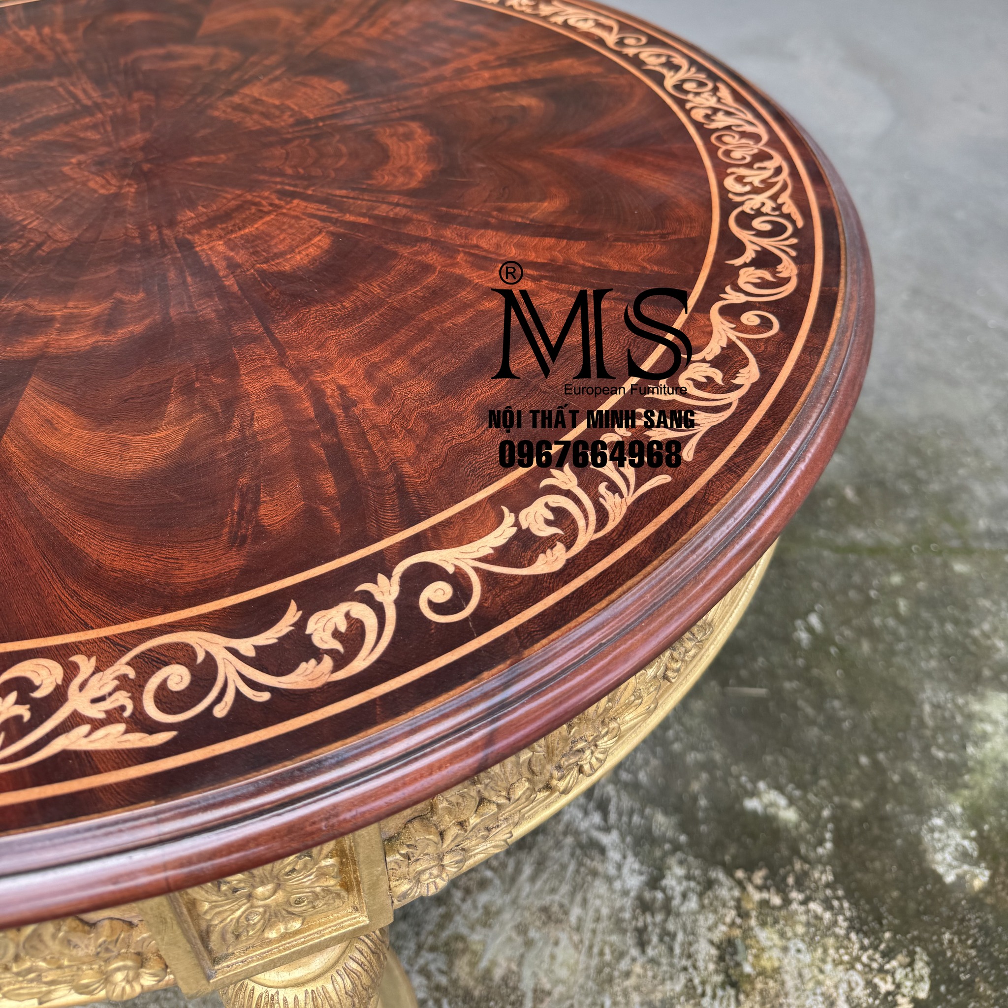 Bàn tròn veneer dát vàng sang trọng cho không gian tiền sảnh