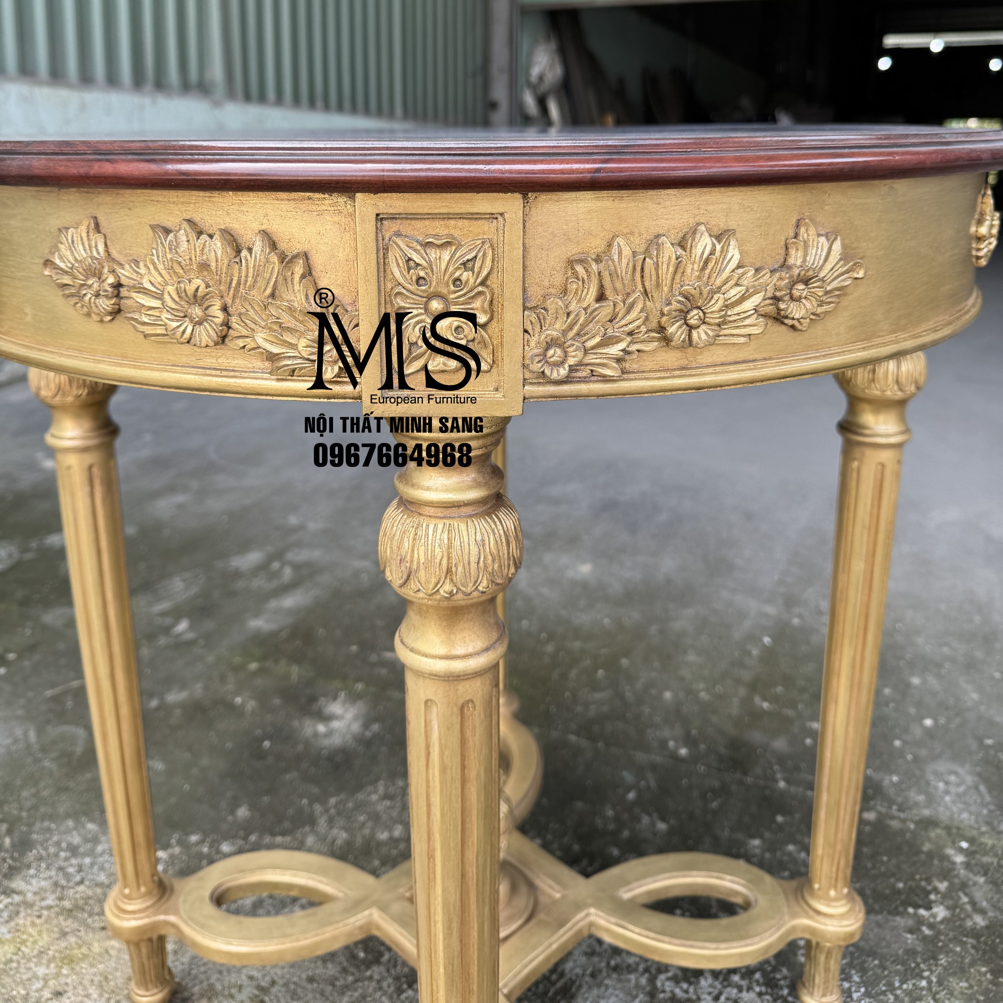 Chi tiết chân bàn dát vàng thủ công tinh xảo – Nội thất Minh Sang