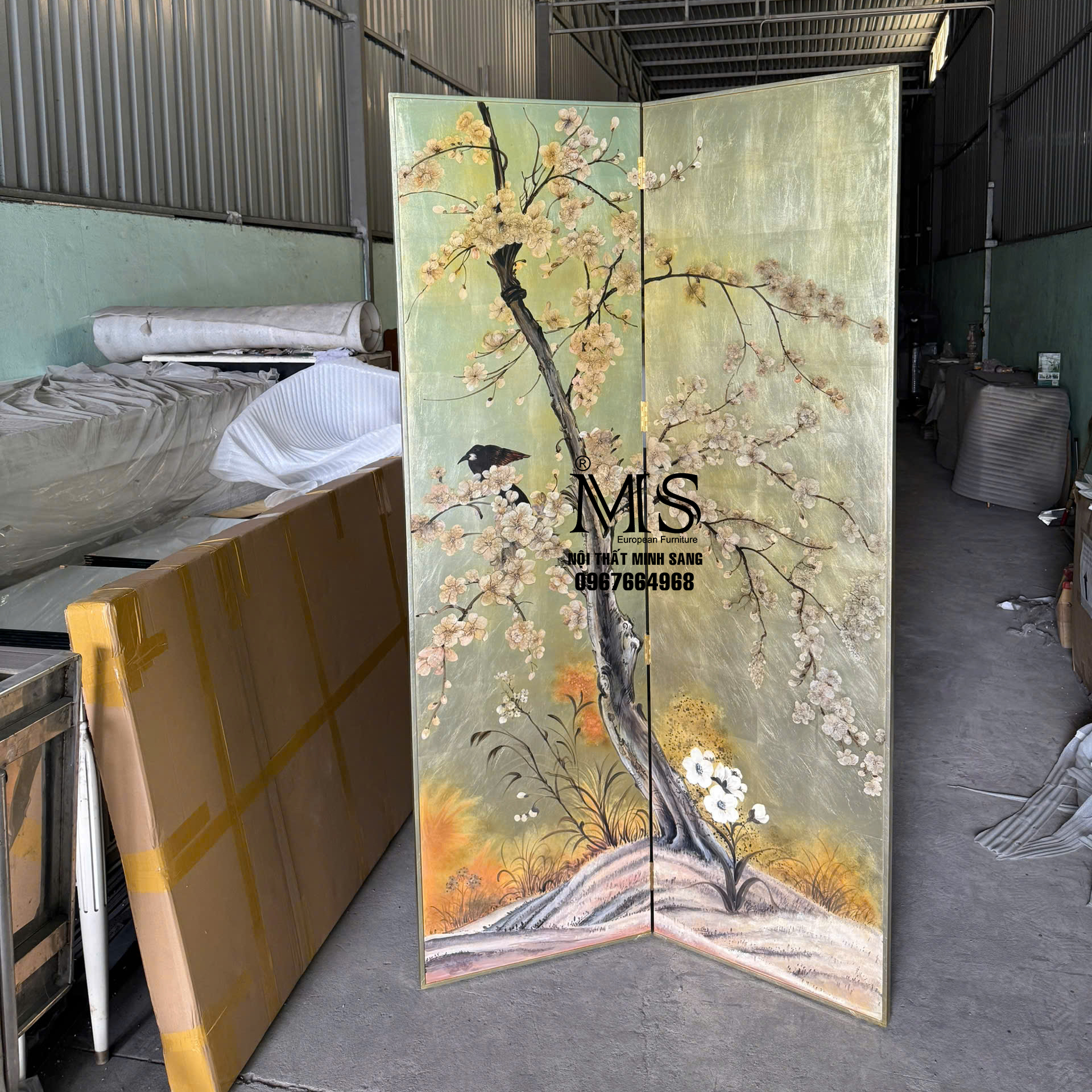 Bình phong 2 tấm vẽ hoa bung dầu trên nền dát bạc màu champagne của Nội thất Minh Sang