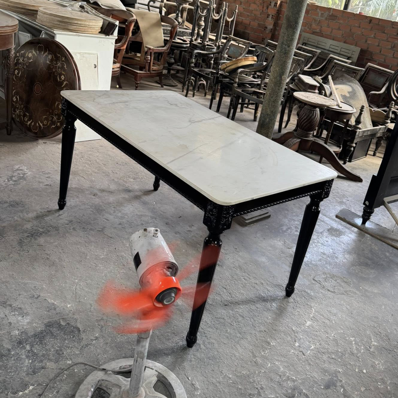 Bàn ăn tròn sang trọng cho phòng ăn hiện đại