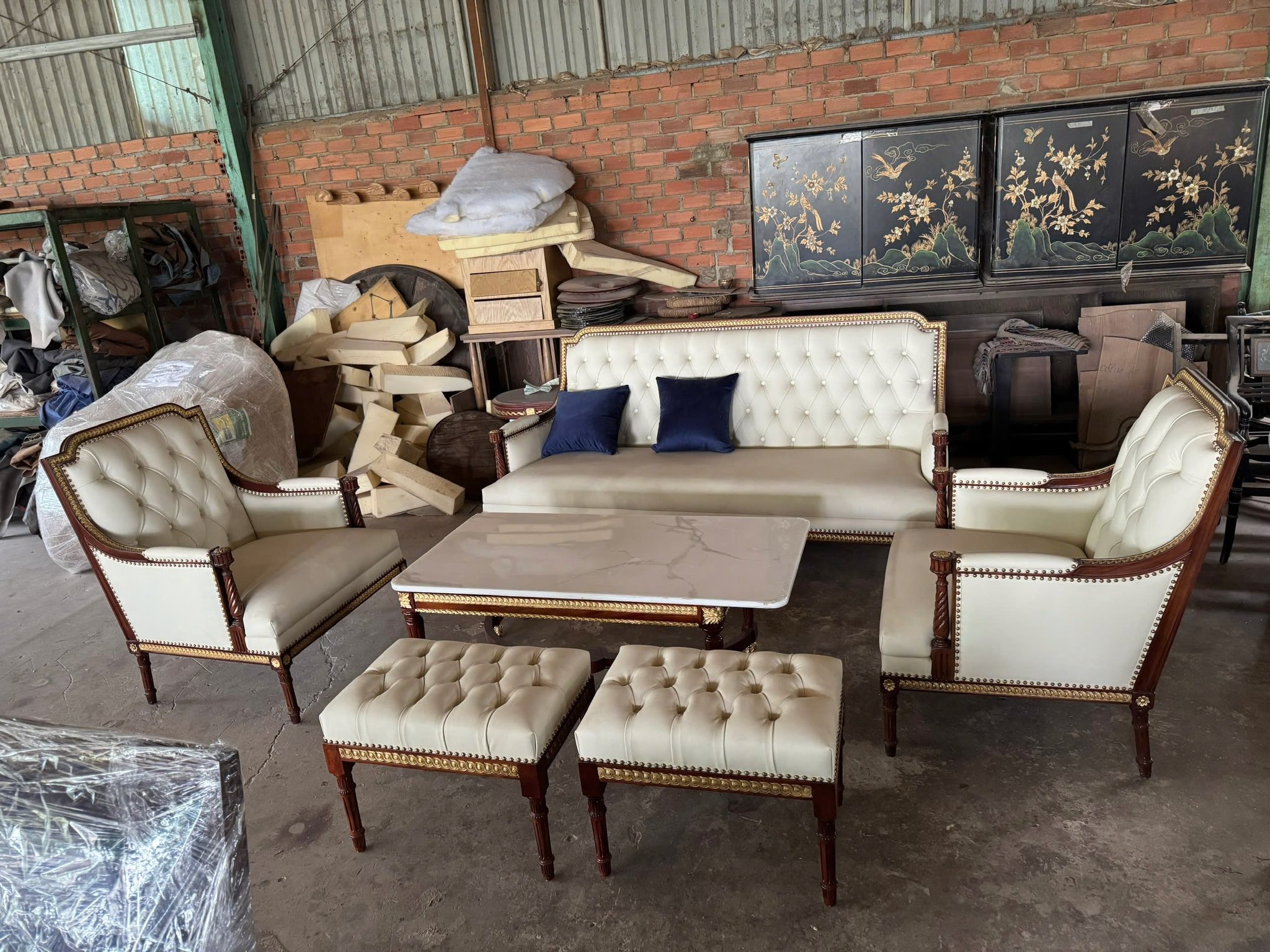 Chi tiết tay xoắn sofa bọc da bò cao cấp