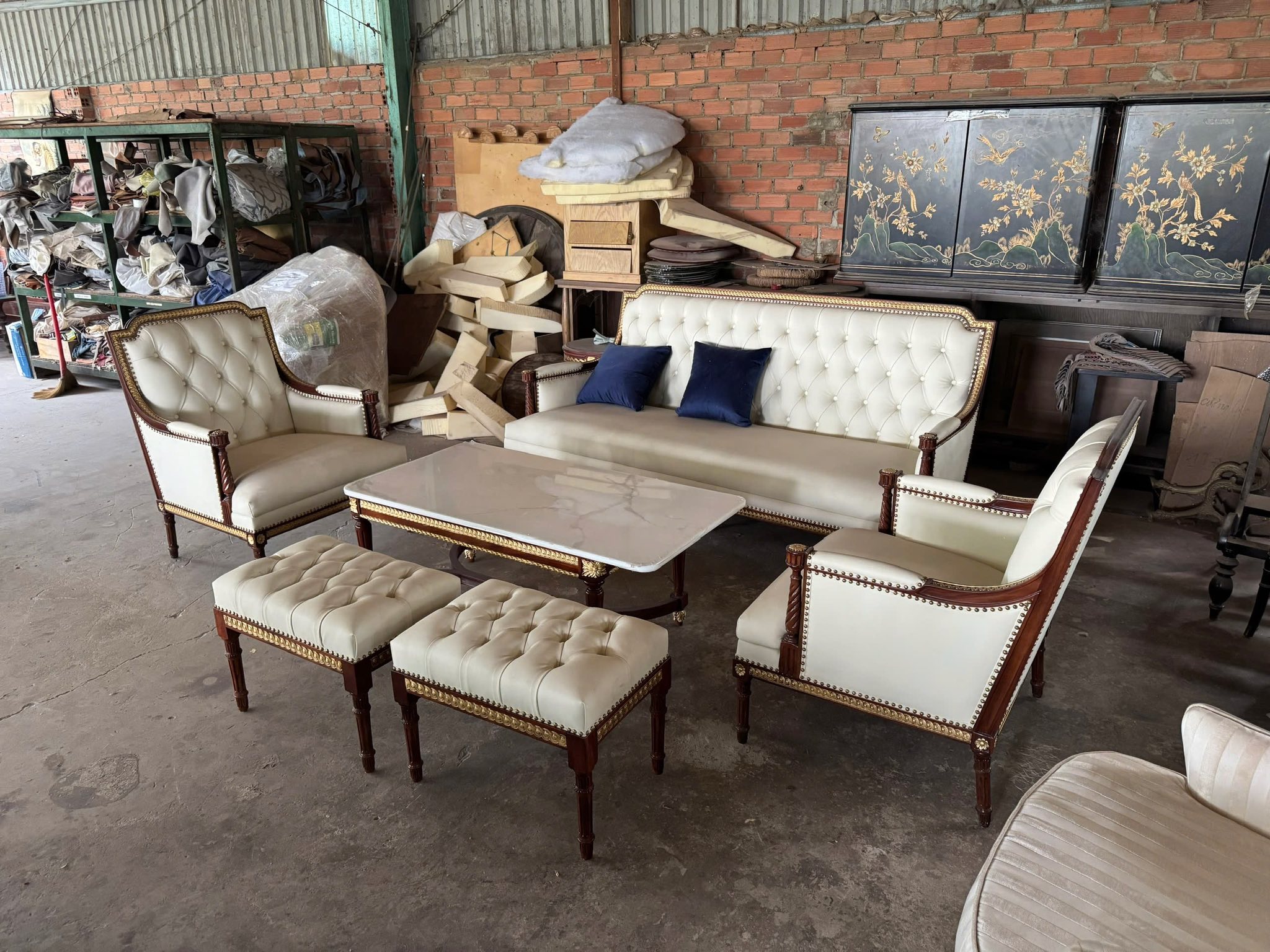 Sofa da bò rút nút tay xoắn sang trọng phòng khách