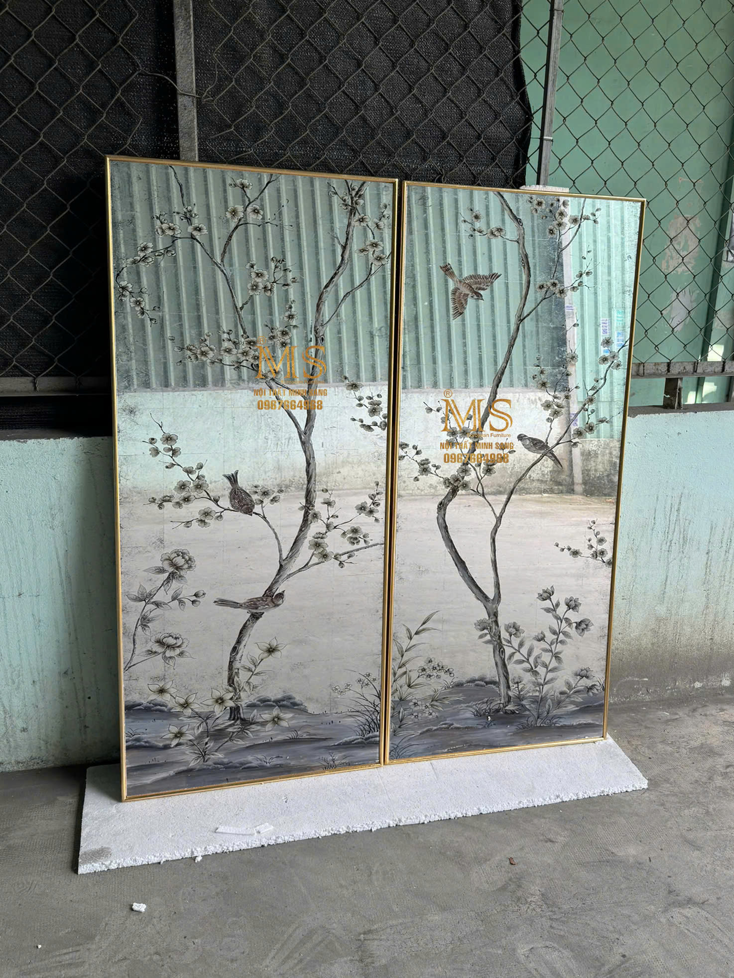 Tranh trang trí phòng khách với kính tráng bạc và kỹ thuật vẽ ngược tinh xảo