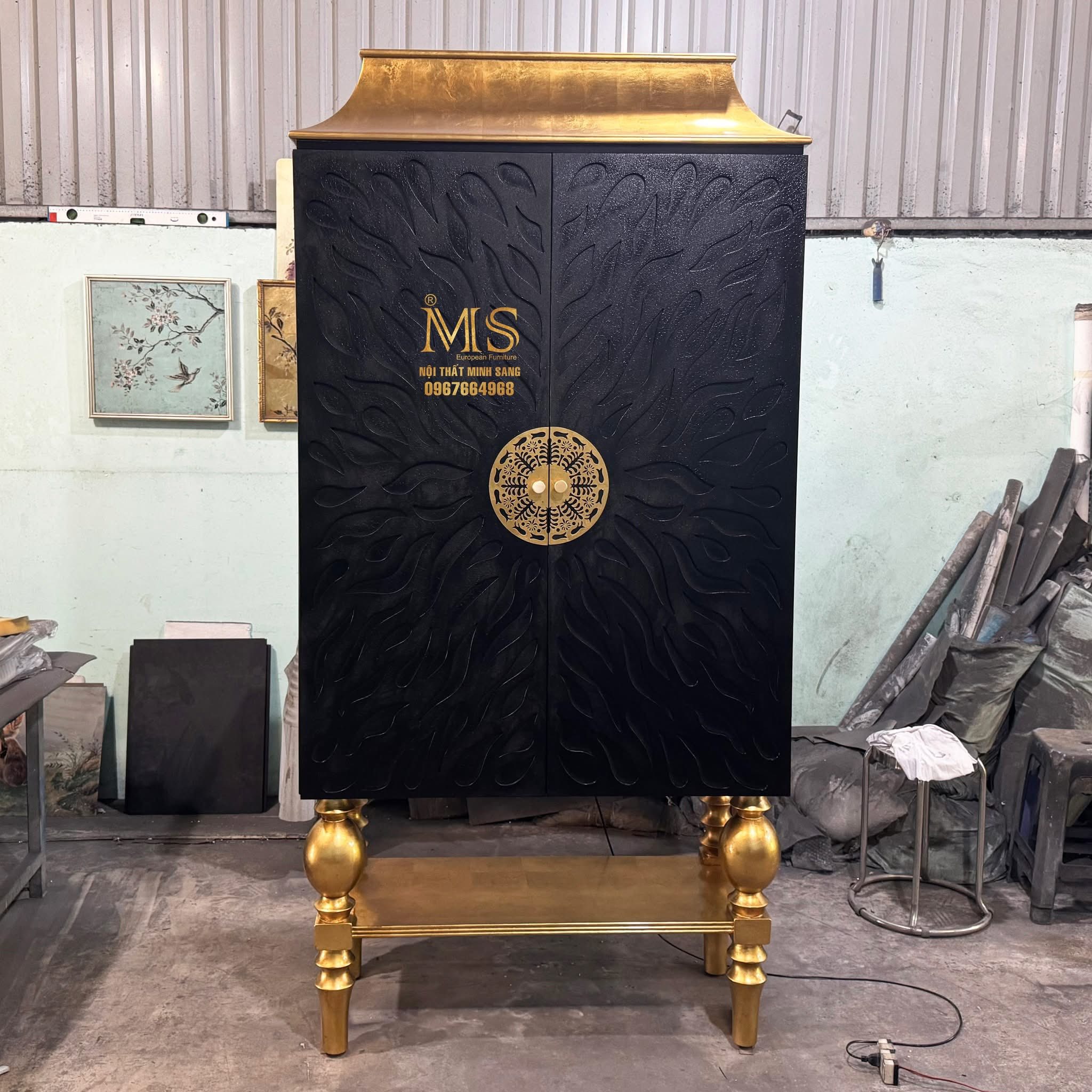 Chi tiết dát vàng trên tủ rượu sơn đen cao cấp