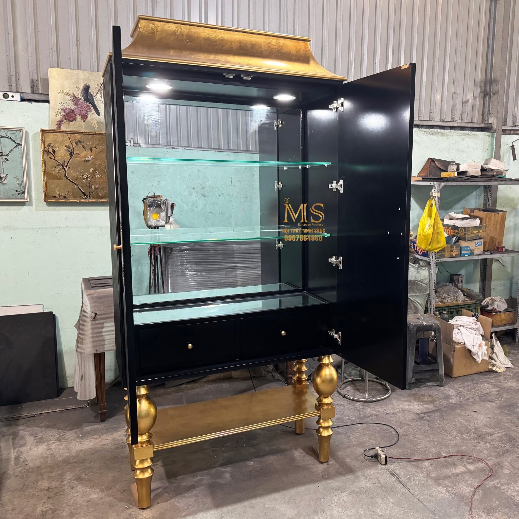 Tủ rượu nghệ thuật màu đen nứt phối vàng nổi bật