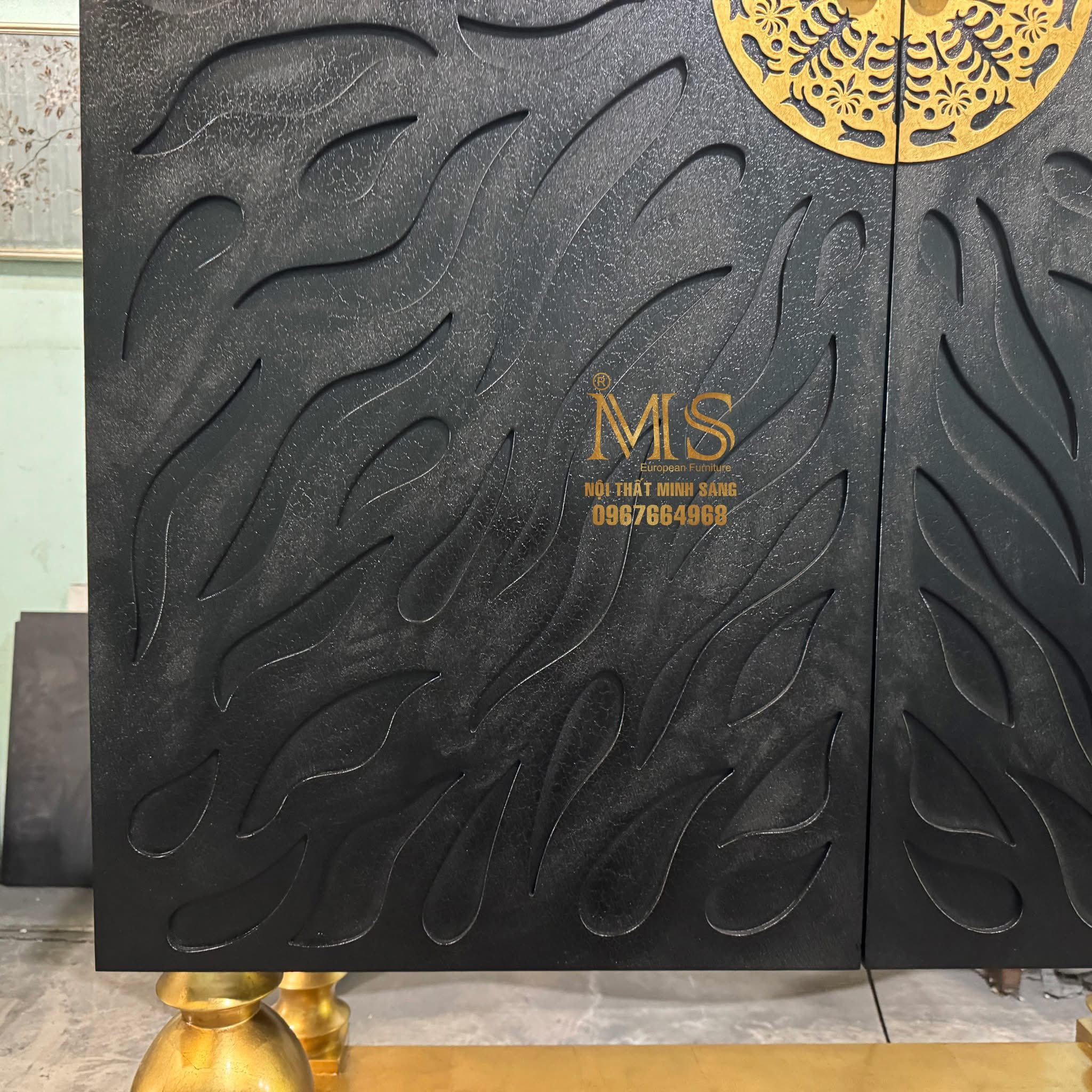 Tủ trưng bày rượu sơn đen dát vàng phong cách châu Âu