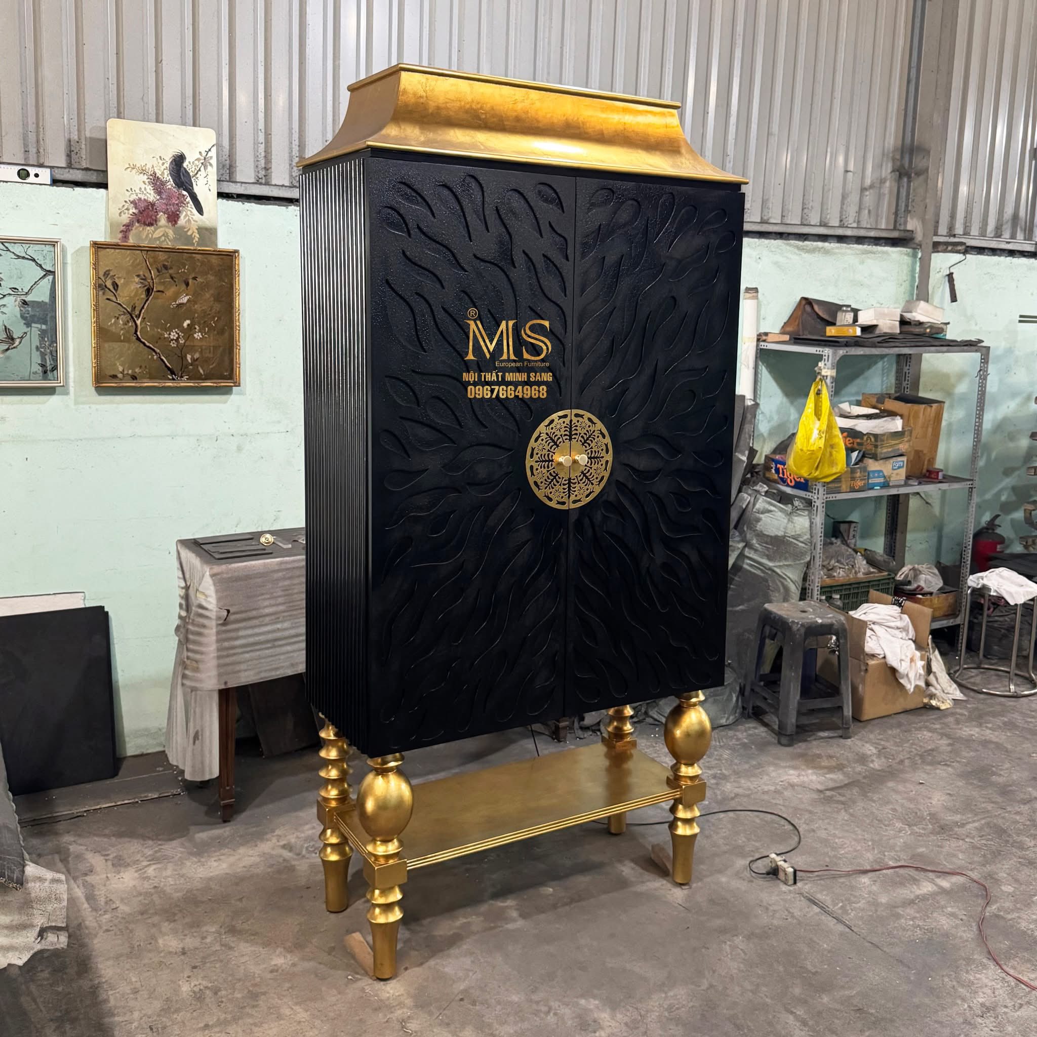 Tủ rượu sơn đen nứt dát vàng sang trọng của Nội thất Minh Sang