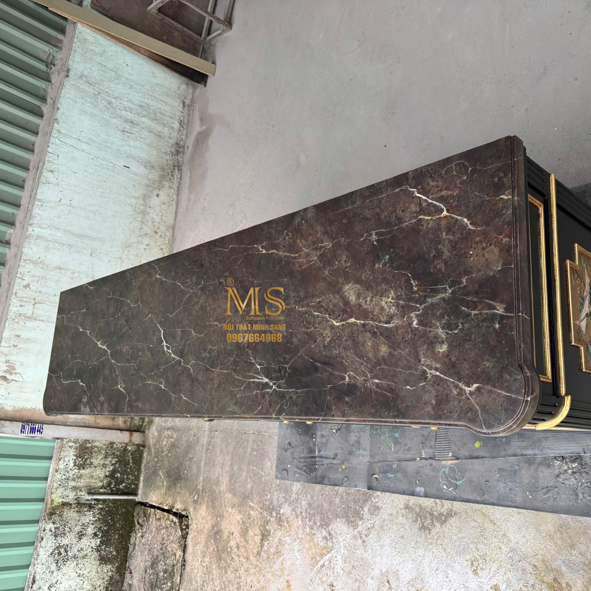 Chi tiết họa tiết chinoiserie vẽ tay trên tủ dát vàng