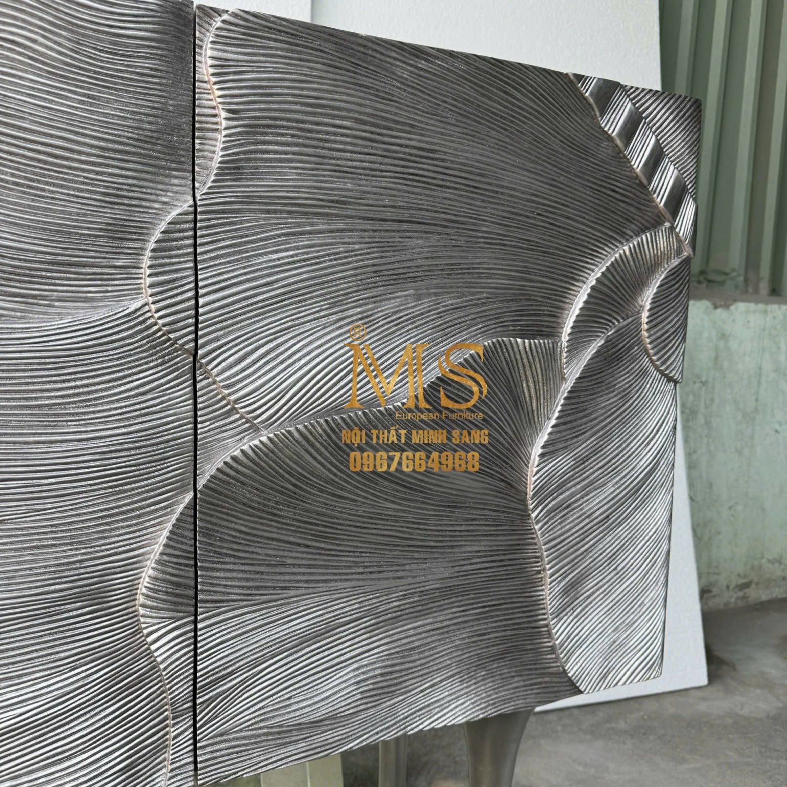 Console chạm nổi họa tiết lá dát bạc tinh xảo cho không gian tân cổ điển