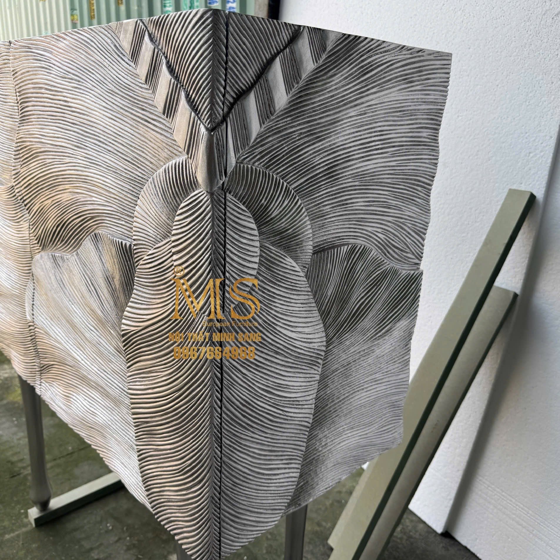 Tủ console nghệ thuật dát bạc sang trọng làm điểm nhấn phòng khách