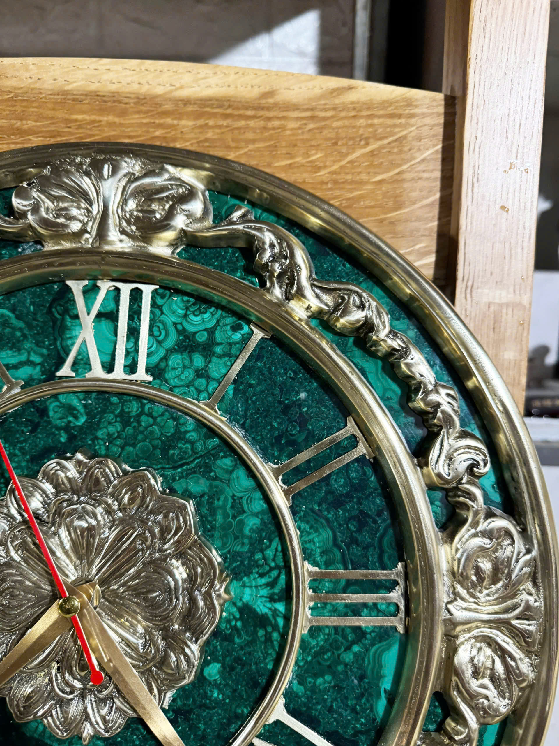 Đồng hồ Nội thất Minh Sang, thiết kế tinh xảo với đá malachite và đồng đúc