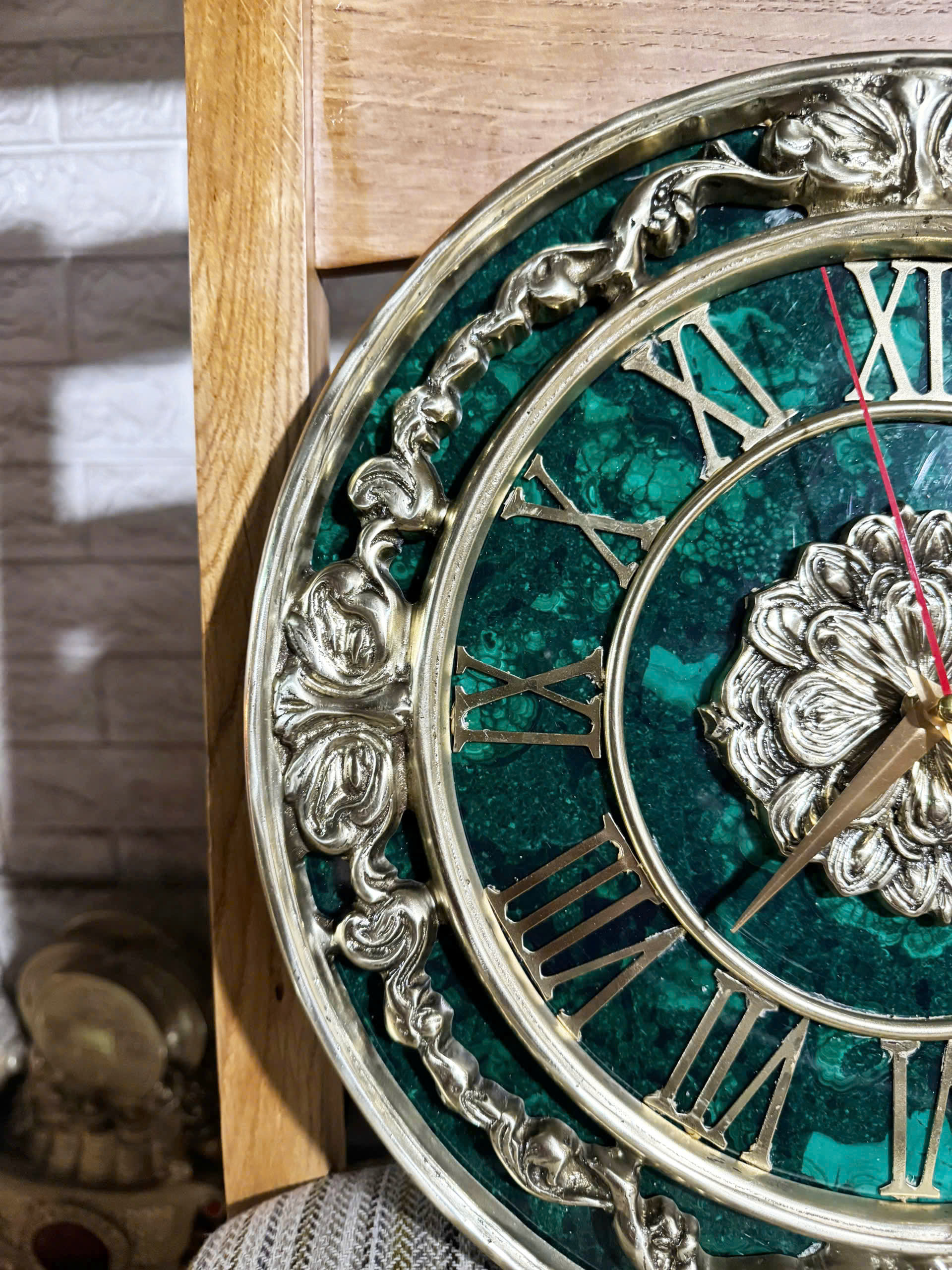 Đồng hồ nội thất sang trọng, kết hợp đá tự nhiên và chi tiết đồng đúc tinh xảo