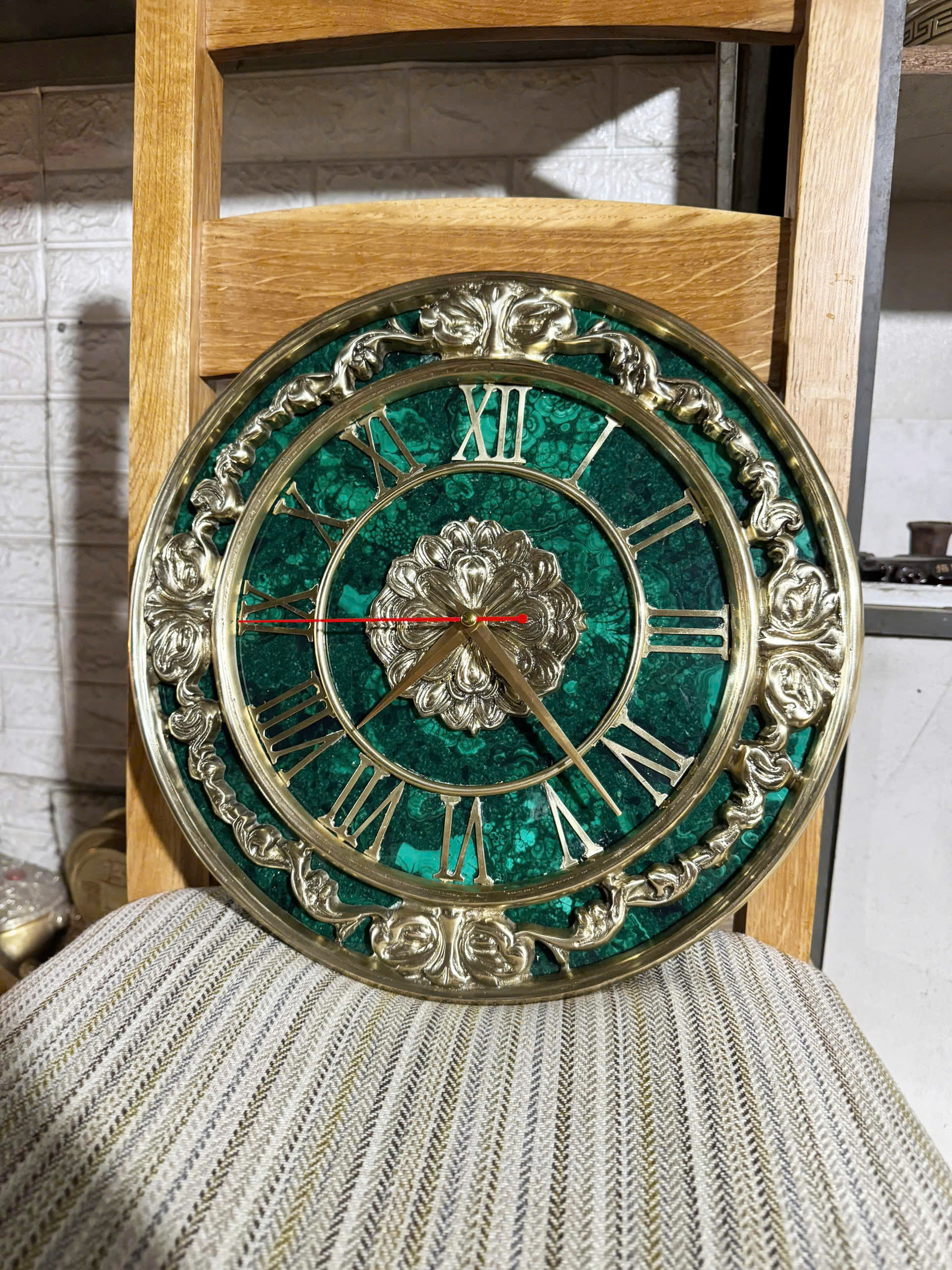 Đồng hồ phòng làm việc hoặc phòng khách sang trọng, đá malachite xanh nổi bật