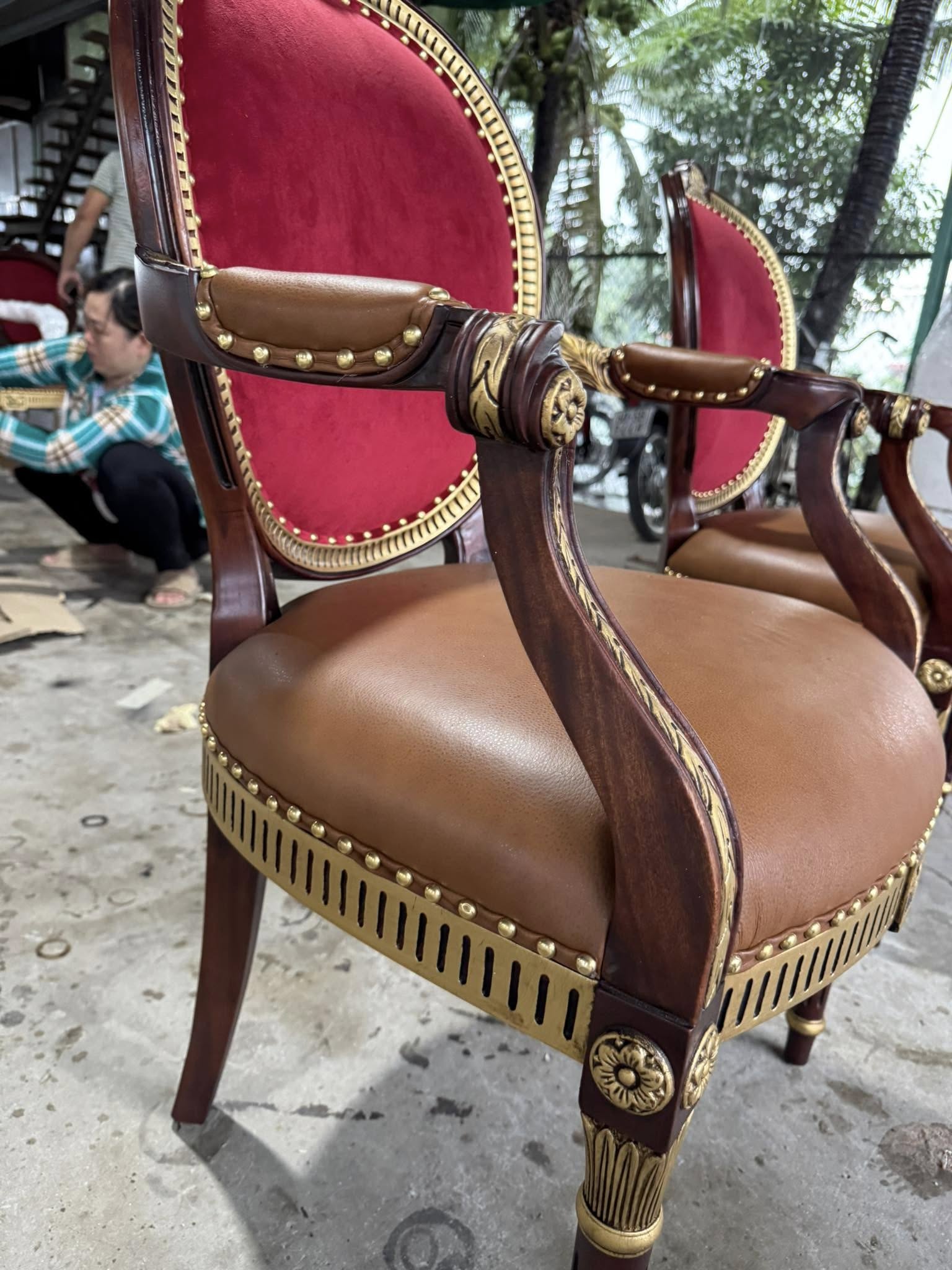 Ghế Louis cổ điển có tay, thiết kế thanh lịch, nâng tầm phòng ăn