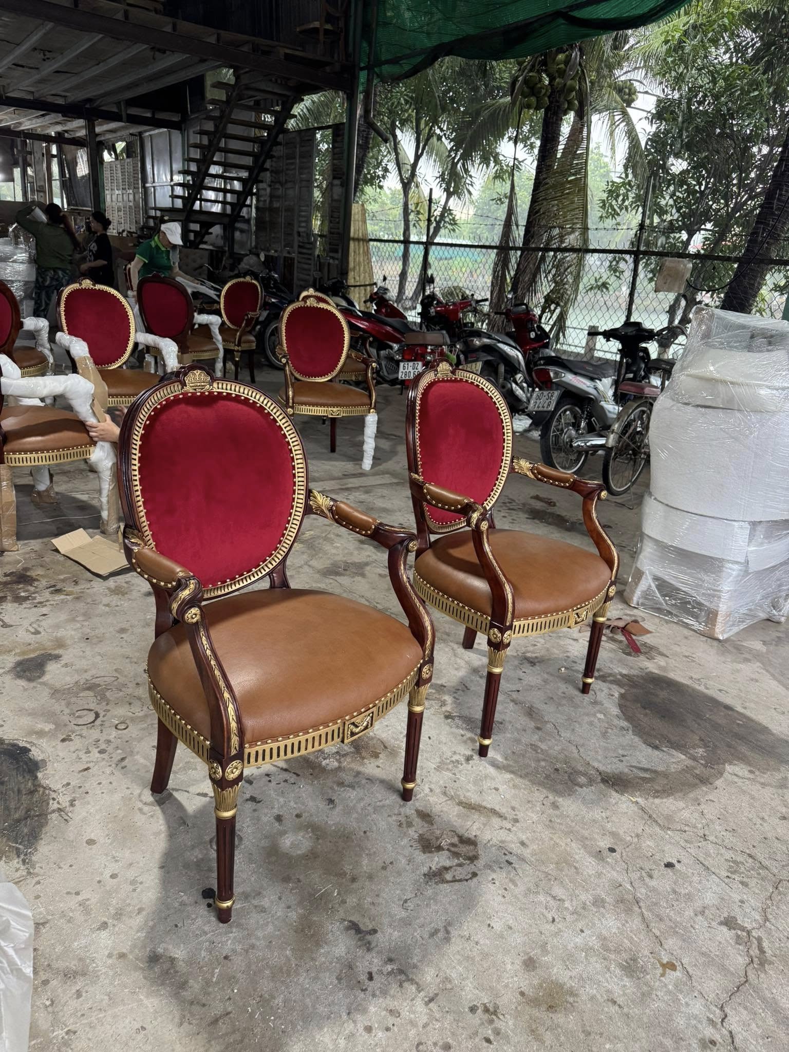 Ghế ăn Louis cổ điển có tay sang trọng của Nội thất Minh Sang