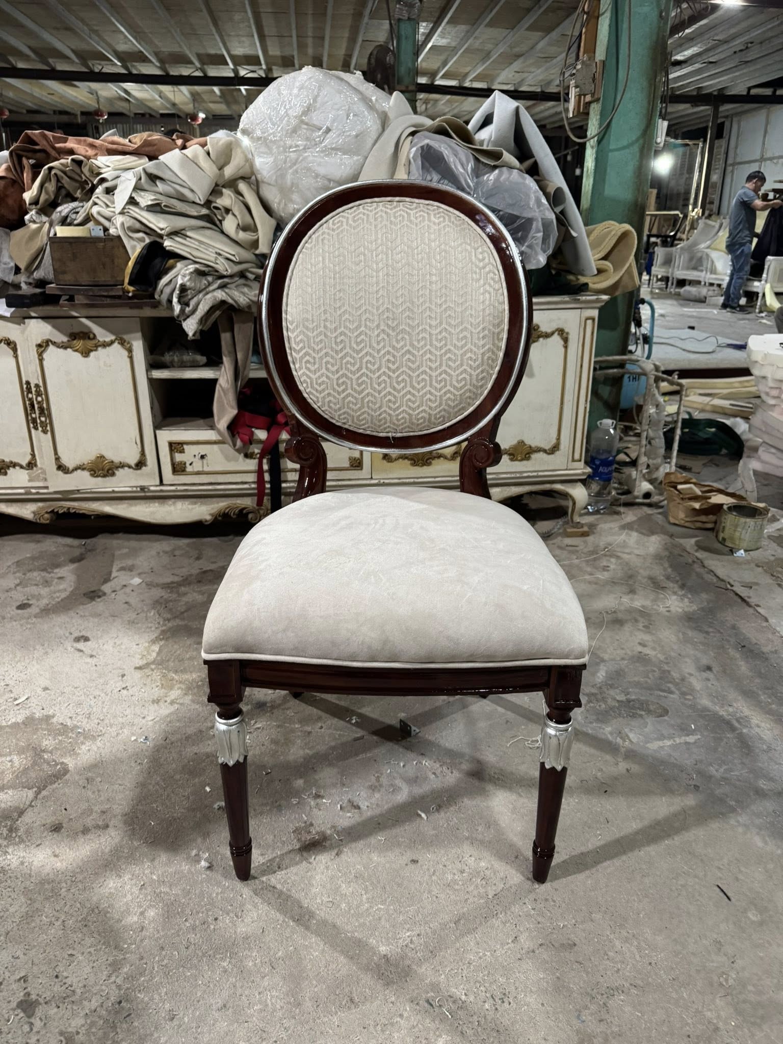 Ghế ăn lưng ovan chân chạm khắc thủ công cao cấp