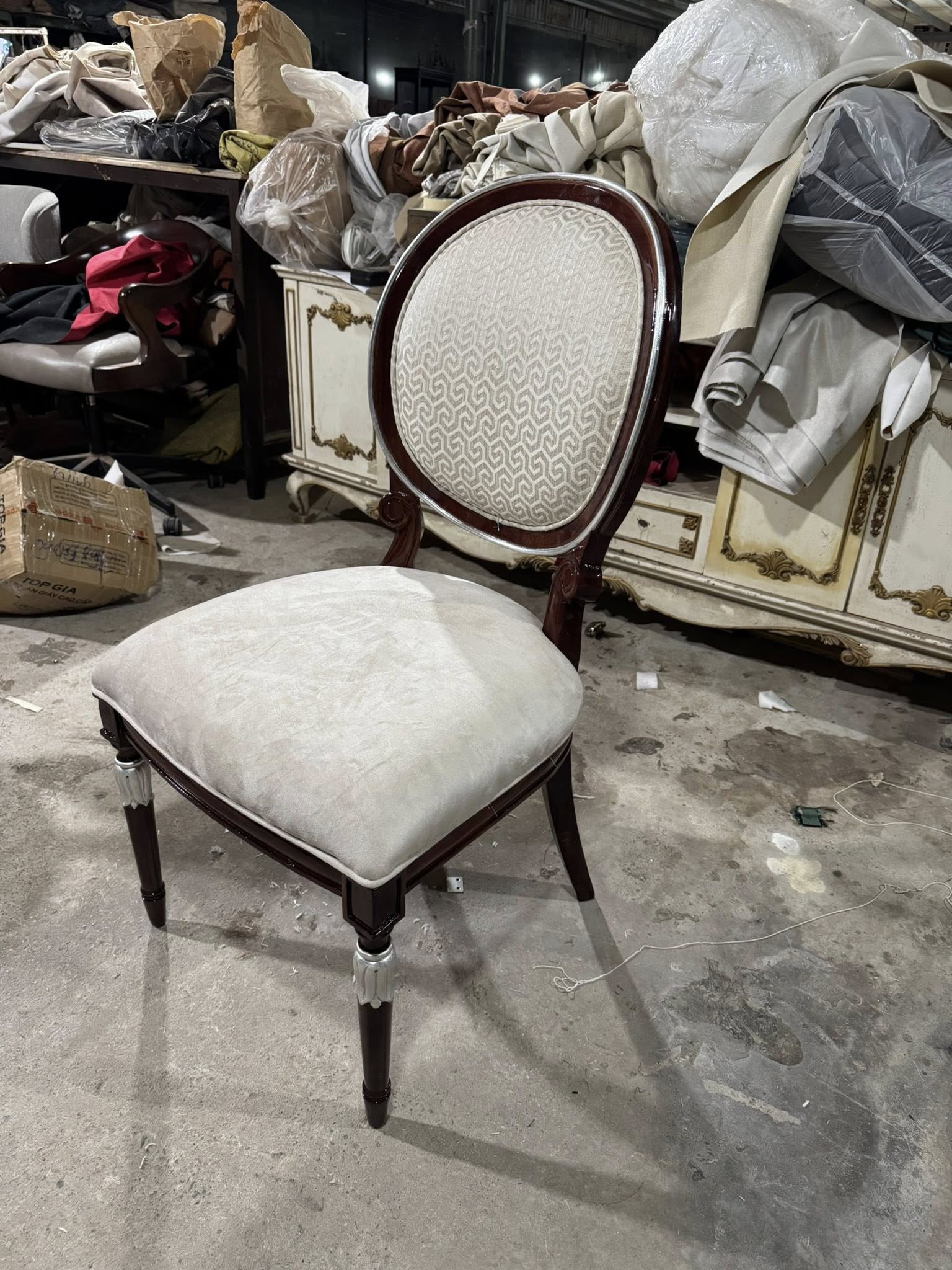 Ghế ăn louis ovan gỗ tự nhiên chân chạm tinh xảo