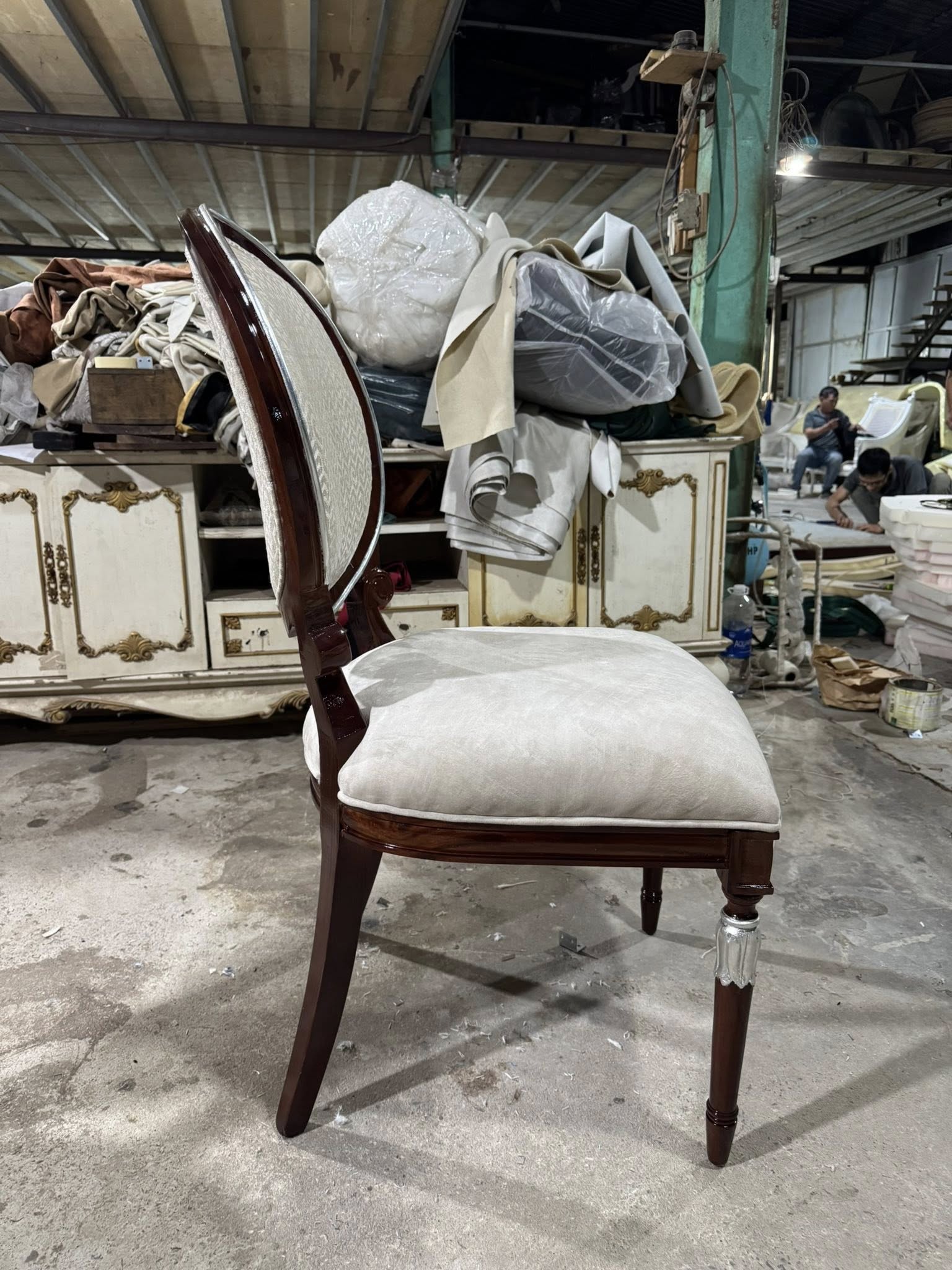 Ghế ăn chân chạm phong cách cổ điển sang trọng