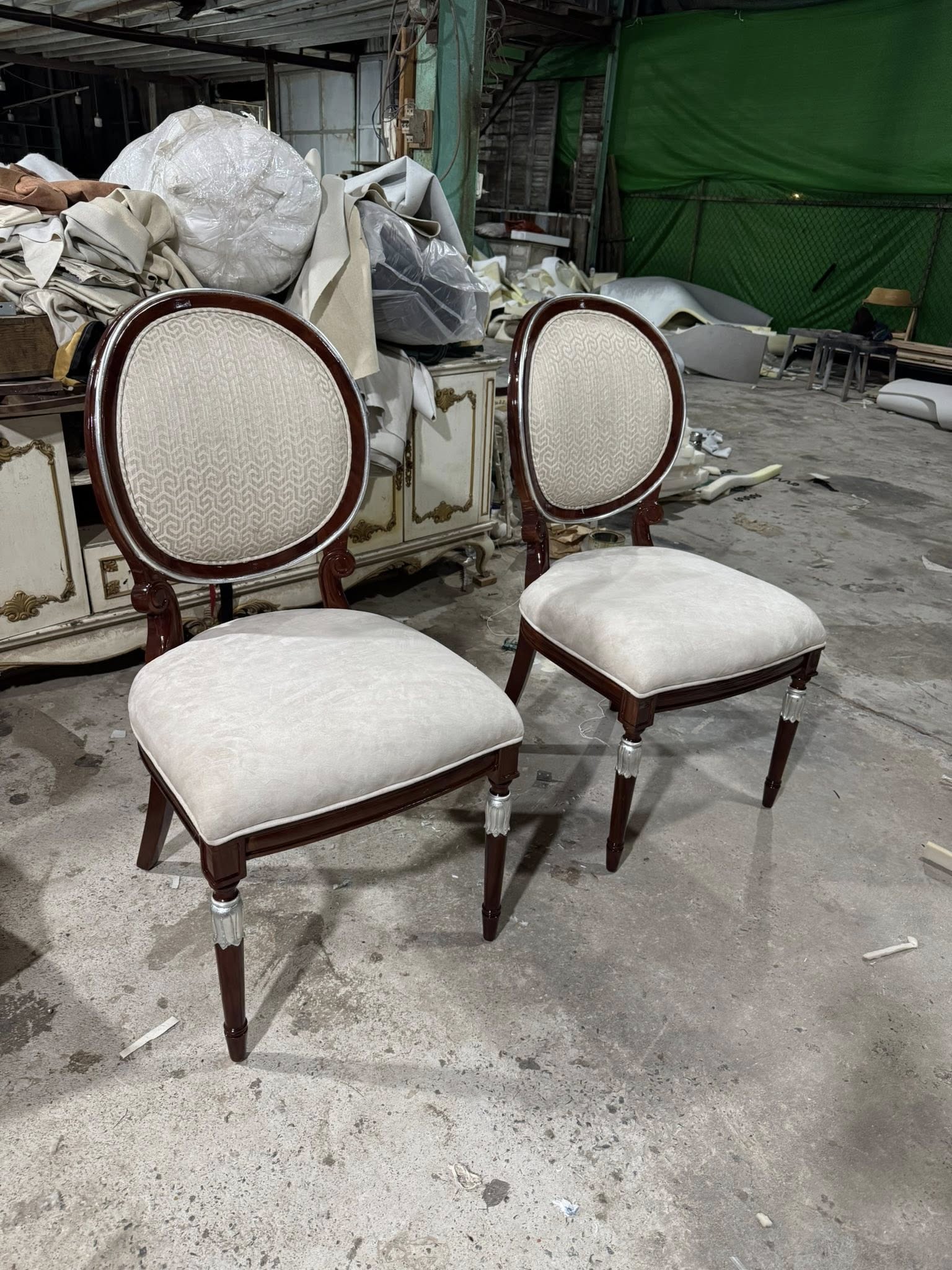 Ghế ăn gỗ lưng ovan chân chạm phong cách tân cổ điển