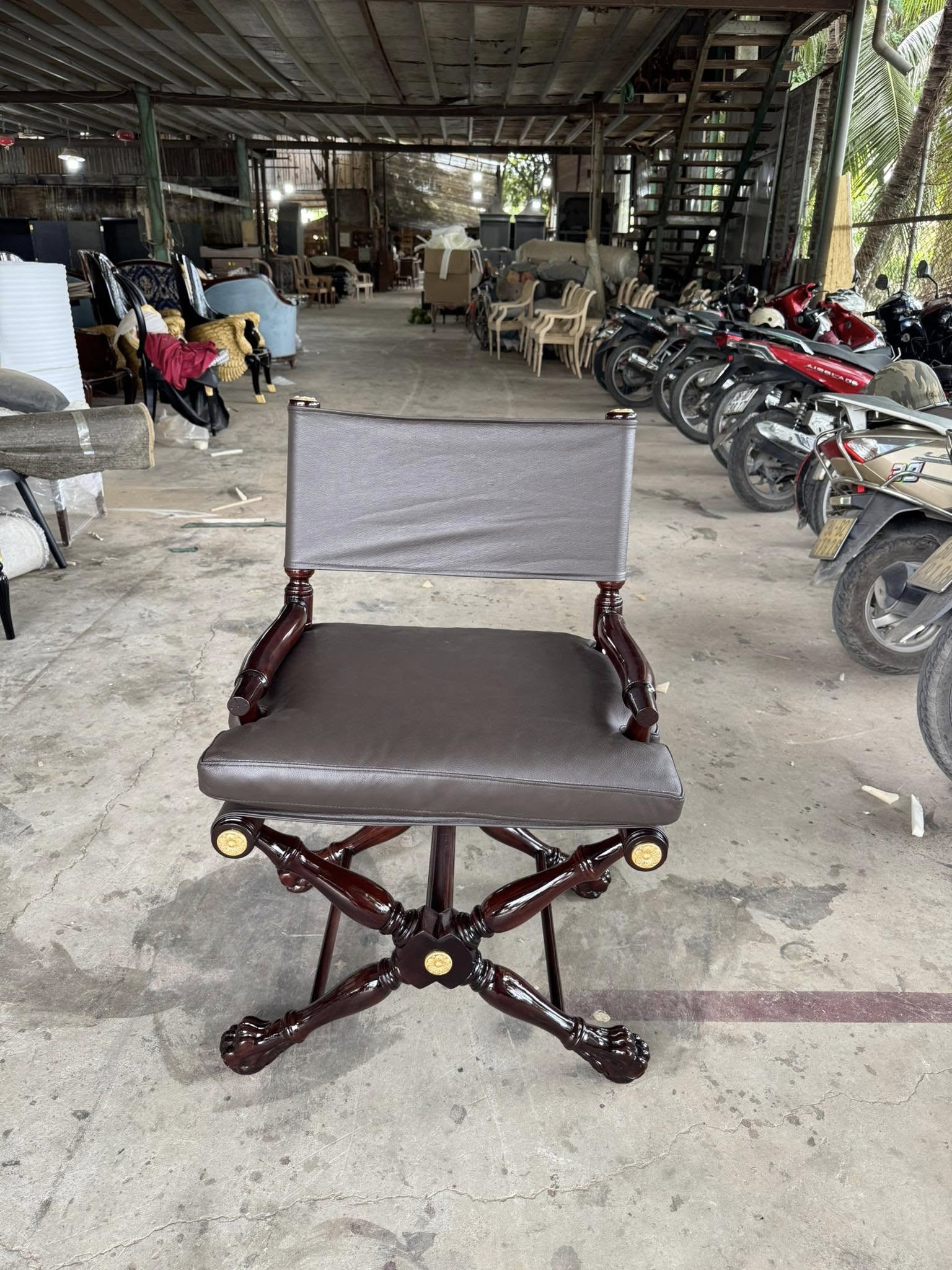 Ghế phòng khách cao cấp kiểu đạo diễn với da tự nhiên mềm mại