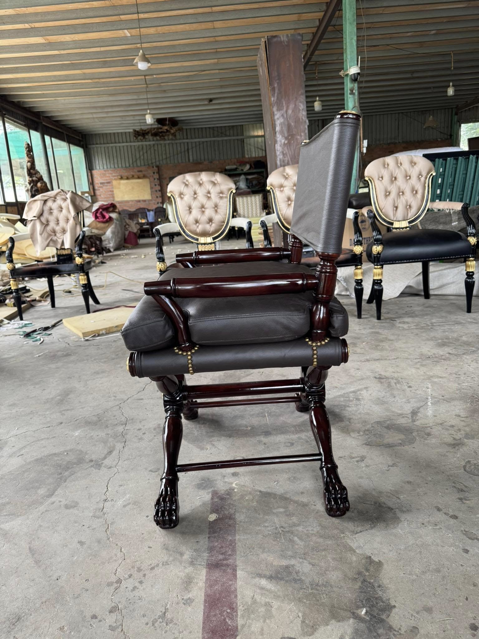 Ghế làm việc hoặc studio bọc da bò cao cấp, thiết kế linh hoạt