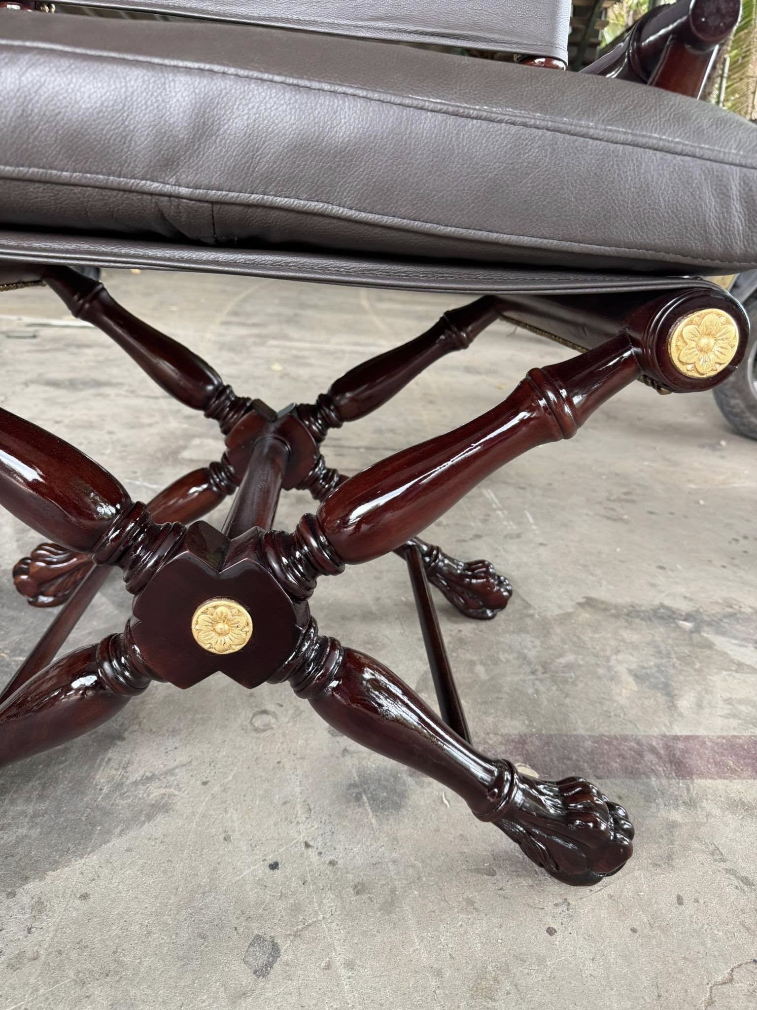 Ghế lounge sang trọng với chất liệu da bò mềm mại và khung chắc chắn