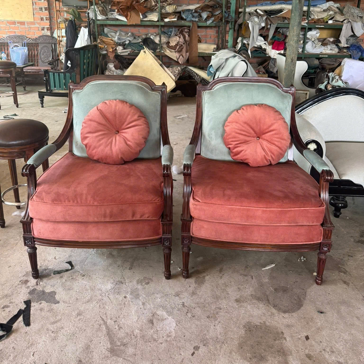 Ghế đơn cổ điển Châu Âu bọc nỉ nhung phối hai màu đỏ gạch và xanh ngọc, thiết kế sang trọng cho phòng khách cao cấp – Nội thất Minh Sang