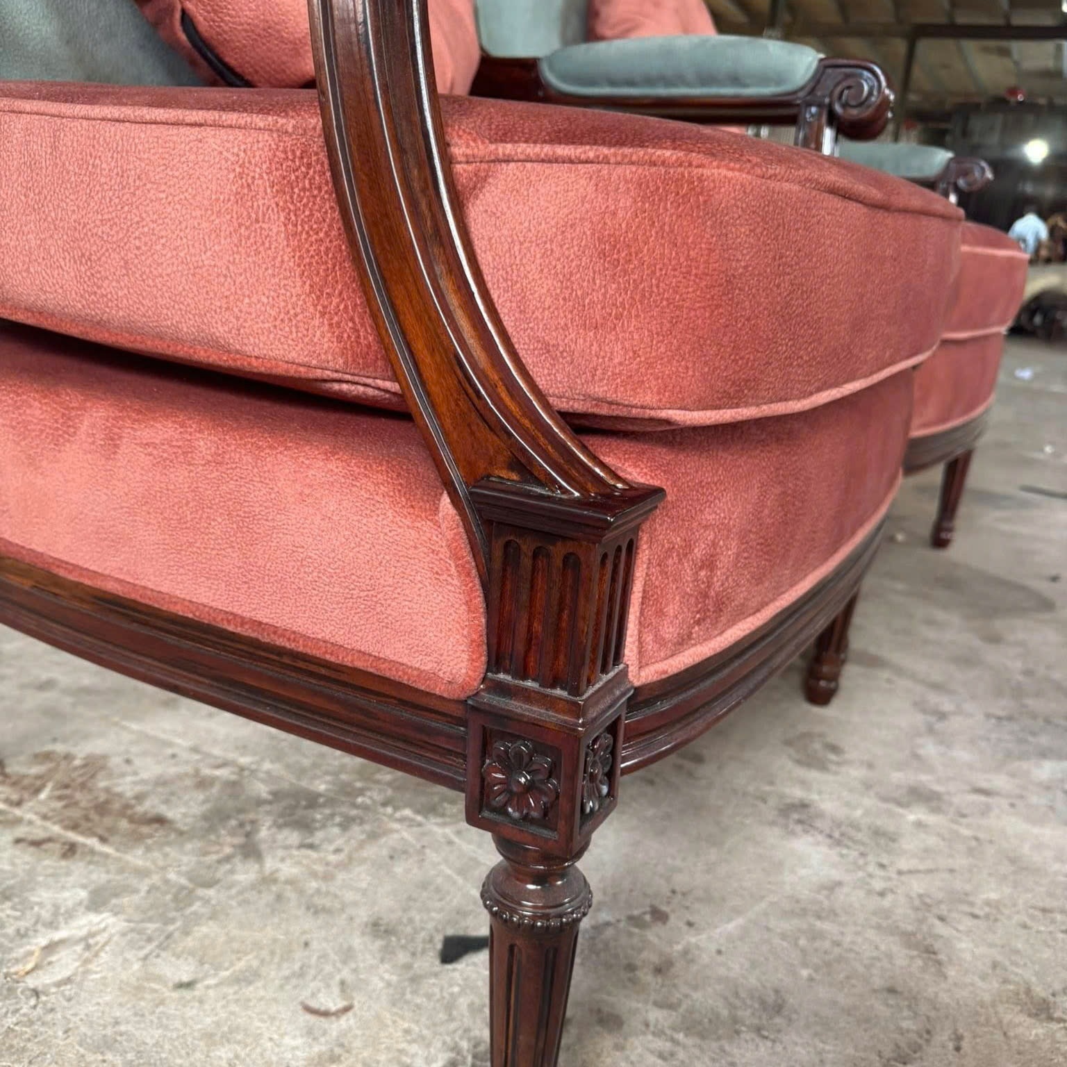 Mẫu ghế gỗ cổ điển phong cách Châu Âu, bọc nỉ nhung mềm mại hai tông màu tinh tế, mang vẻ đẹp quý phái và đẳng cấp.