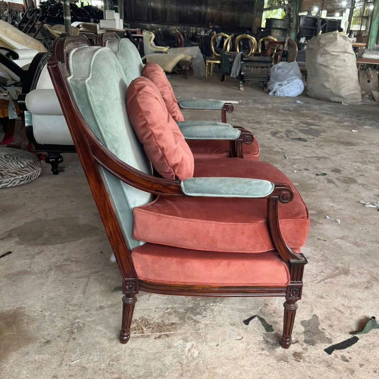 Ghế salon cổ điển Châu Âu bọc nỉ nhung đỏ phối xanh, khung gỗ tự nhiên chạm khắc tinh xảo, thiết kế thủ công tại Nội thất Minh Sang.