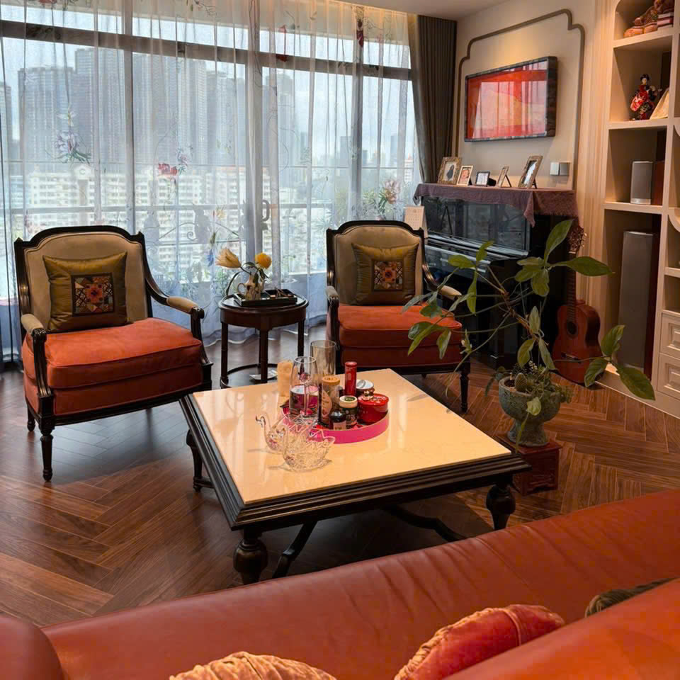 Ghế tựa đơn phong cách cổ điển Châu Âu, phối màu nhung đỏ và xanh nhẹ nhàng, tạo điểm nhấn sang trọng cho không gian sống.