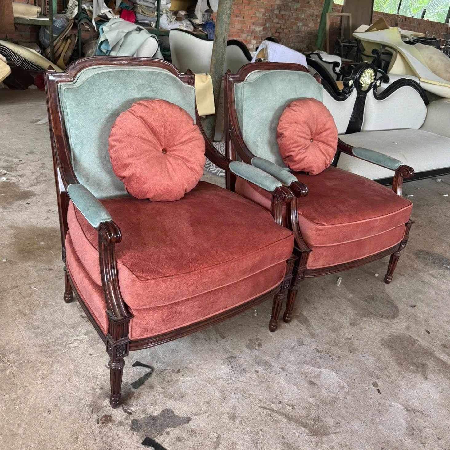 Ghế đơn cổ điển Châu Âu bọc nỉ nhung phối hai màu đỏ gạch và xanh ngọc, khung gỗ tự nhiên chạm trổ tinh xảo, thiết kế sang trọng của Nội thất Minh Sang.