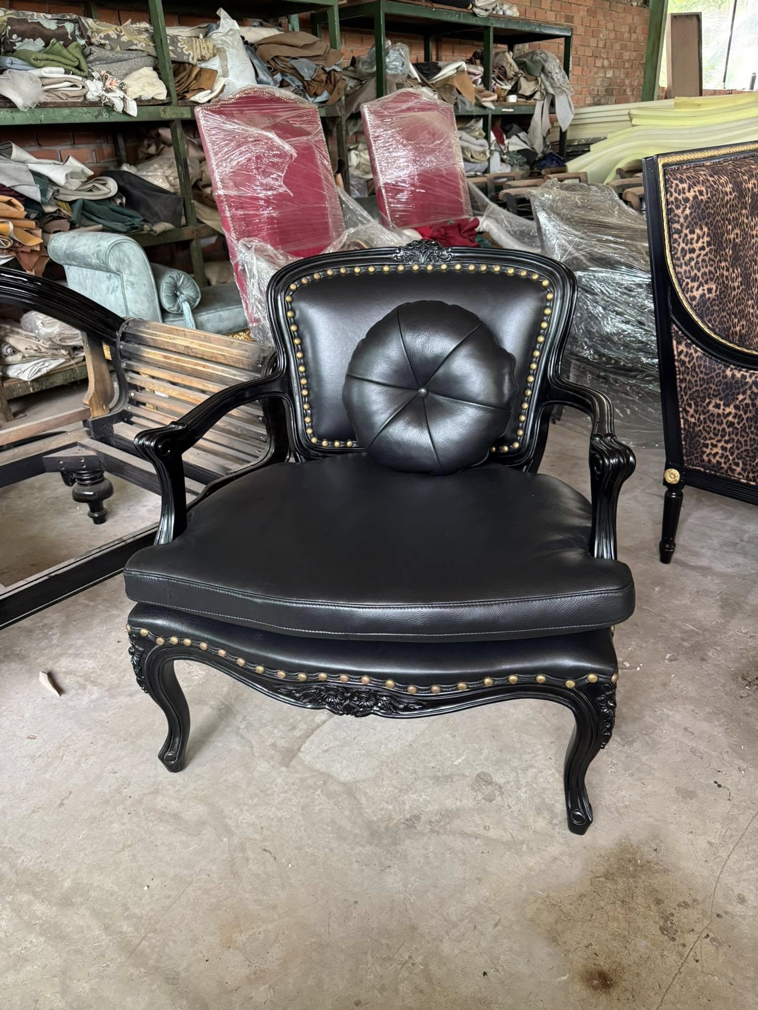 Ghế thái công đen tuyền bọc da bò thật và đinh đồng vàng sang trọng