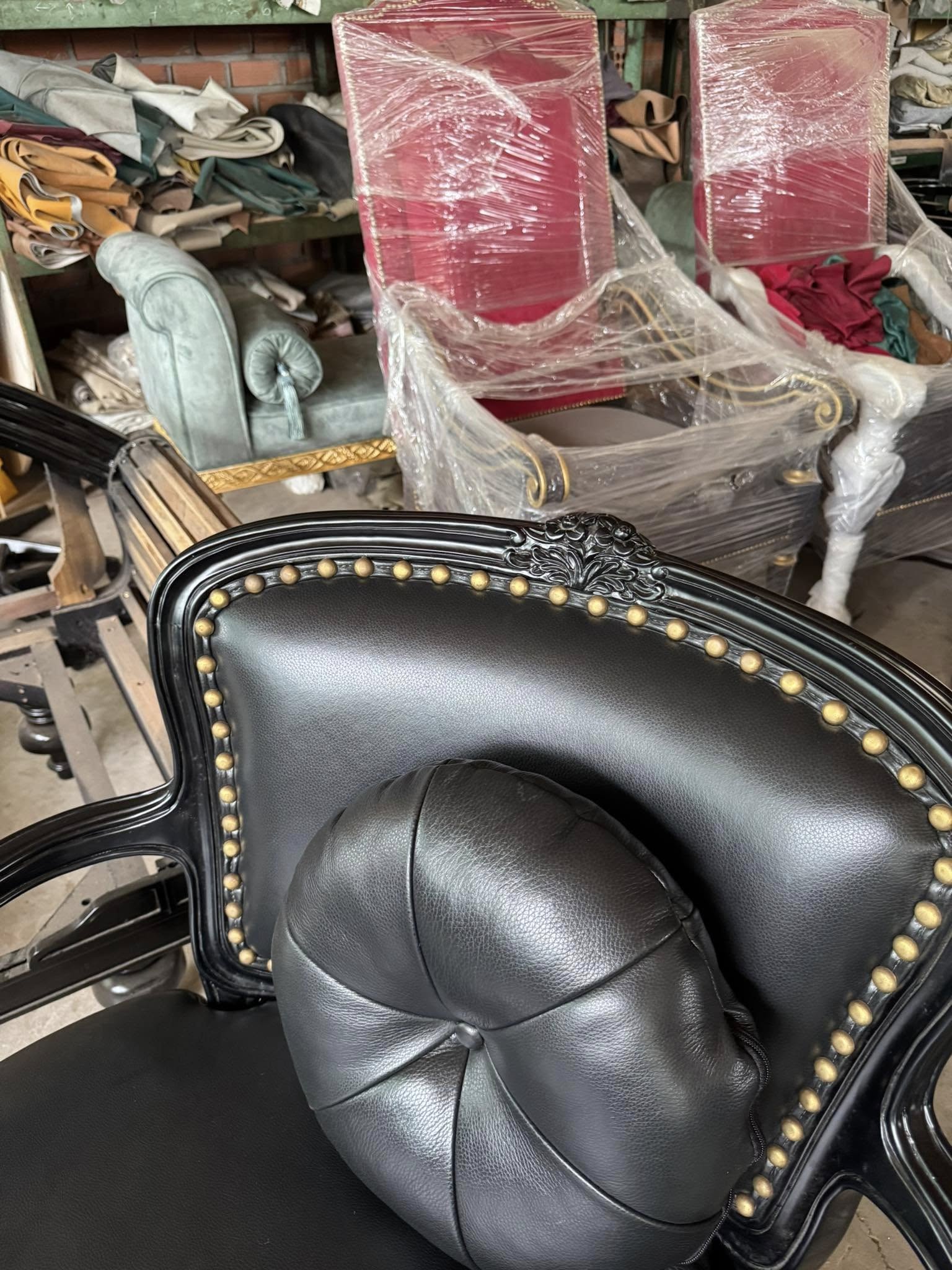 Ghế thái công gỗ sơn đen tuyền bọc da bò thật trang trí đinh đồng