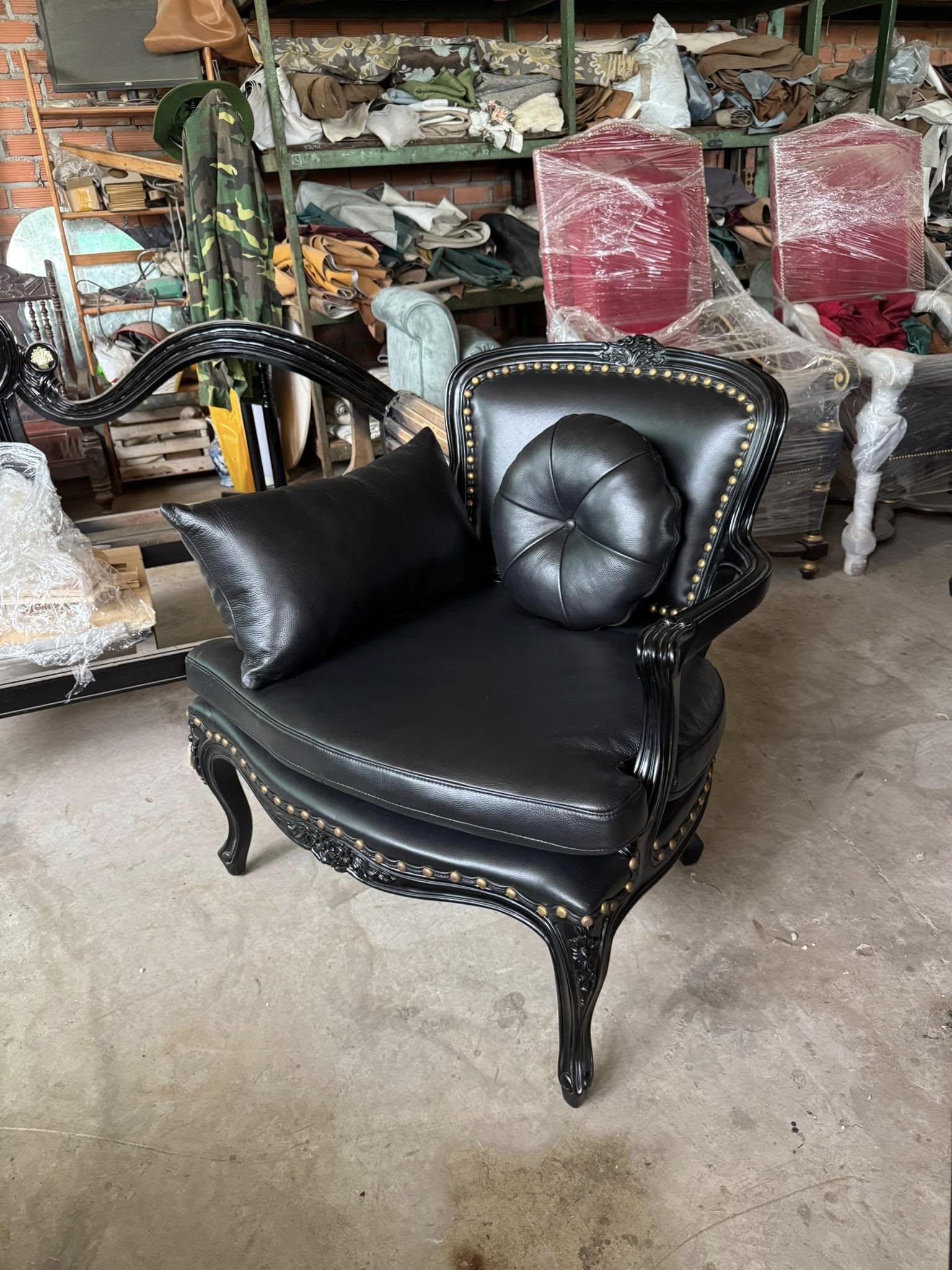 Ghế thái công đen tuyền cao cấp với da bò thật và đinh đồng vàng