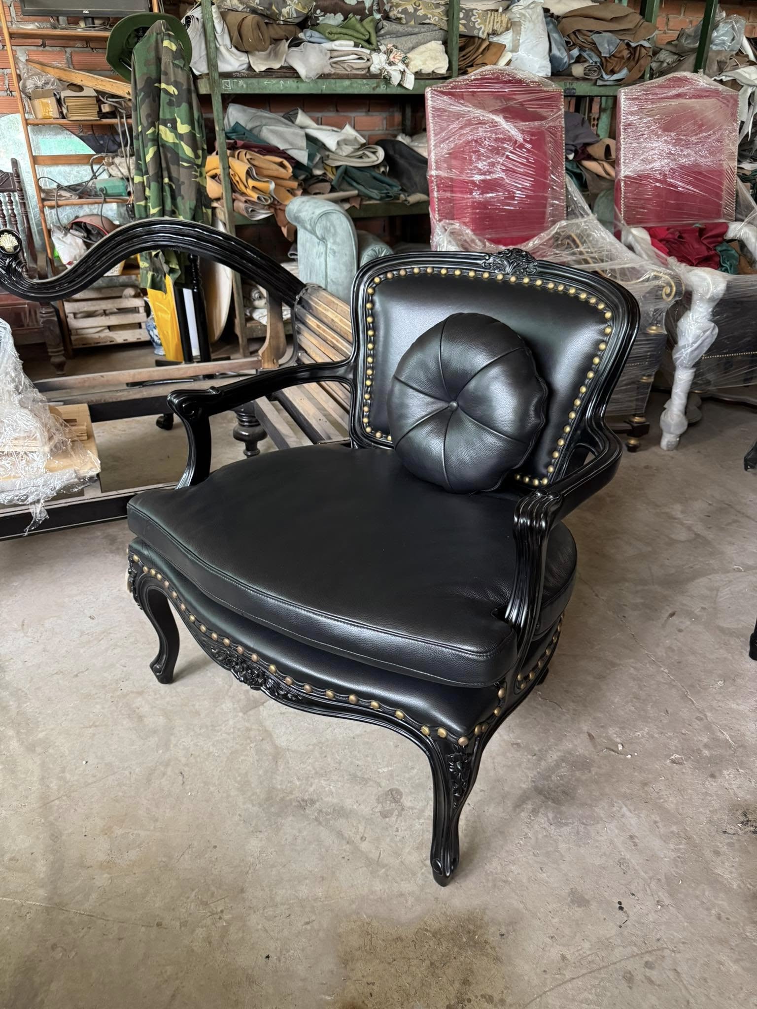 Mẫu ghế thái công bọc da bò và đóng đinh đồng vàng – Nội thất Minh Sang