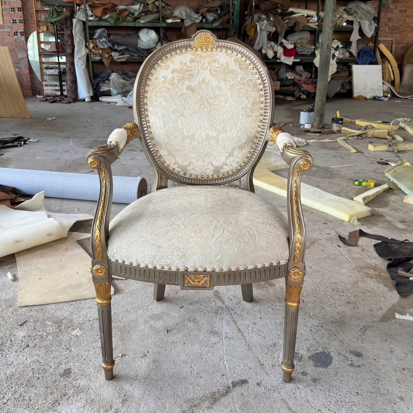 Ghế đơn phong cách Châu Âu cổ điển bọc nỉ hoa văn sang trọng dát vàng tinh xảo