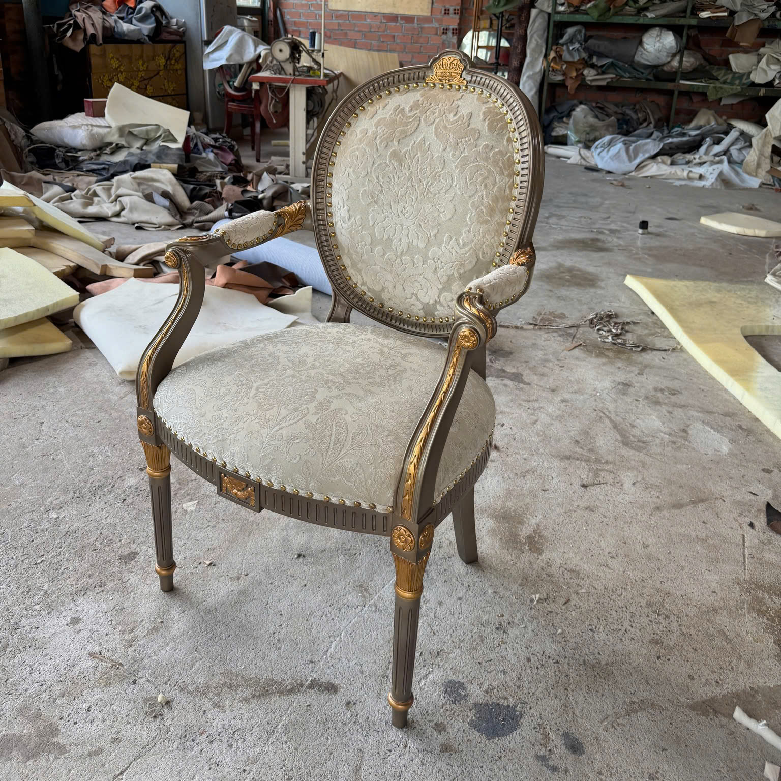 Chi tiết ghế đơn tân cổ điển dát vàng, khung gỗ chạm khắc cao cấp của Nội thất Minh Sang