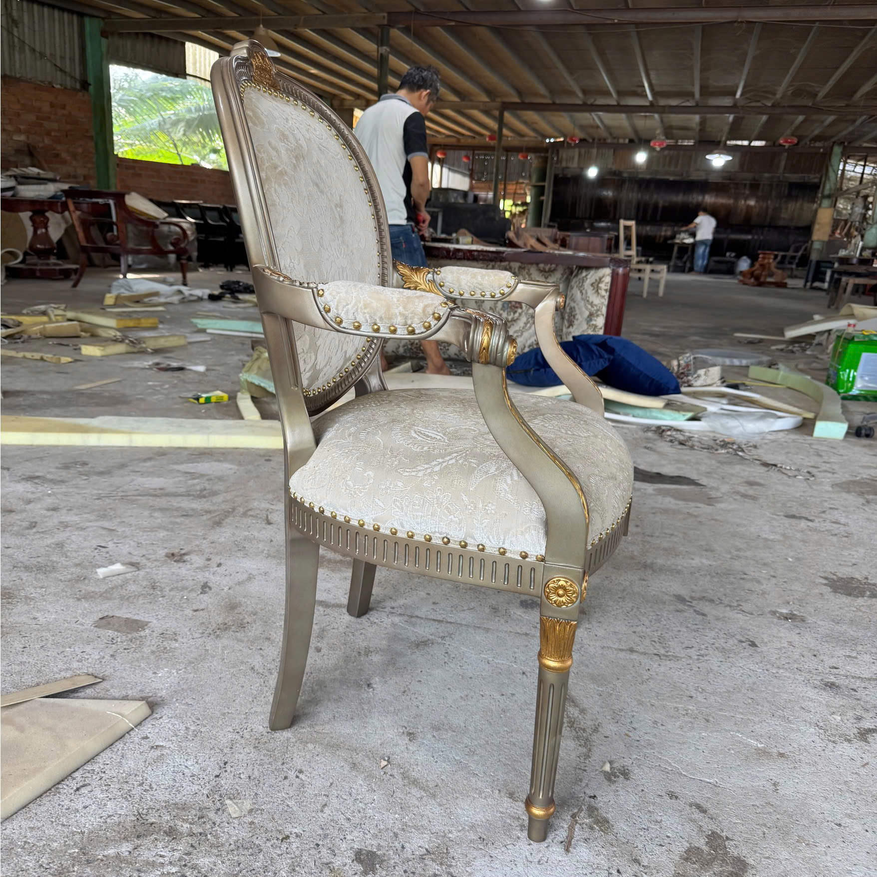 Ghế đơn Châu Âu bọc nỉ kem ánh vàng sang trọng trong không gian nội thất cổ điển