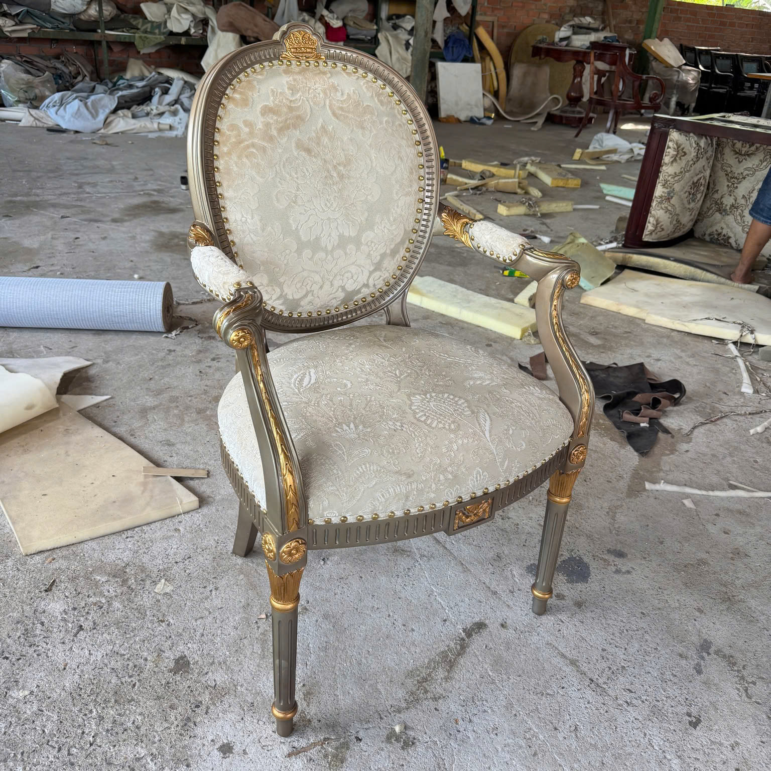 Ghế đơn tân cổ điển Châu Âu bọc nỉ hoa văn dát vàng sang trọng cho nội thất cao cấp Minh Sang