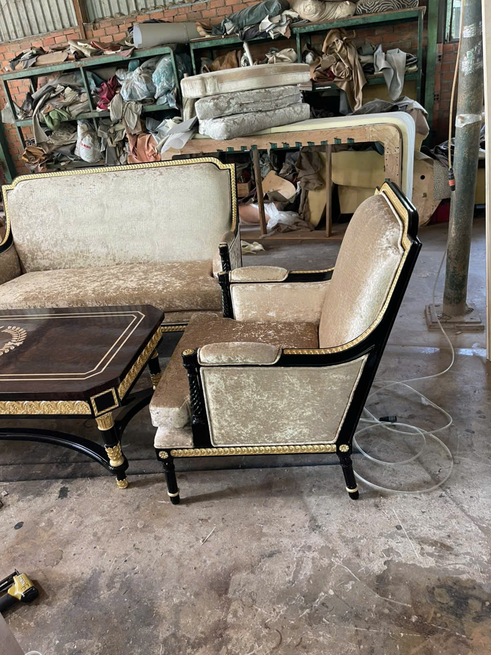 Chi tiết vải acacia dập vân cá sấu trên sofa đơn mariner